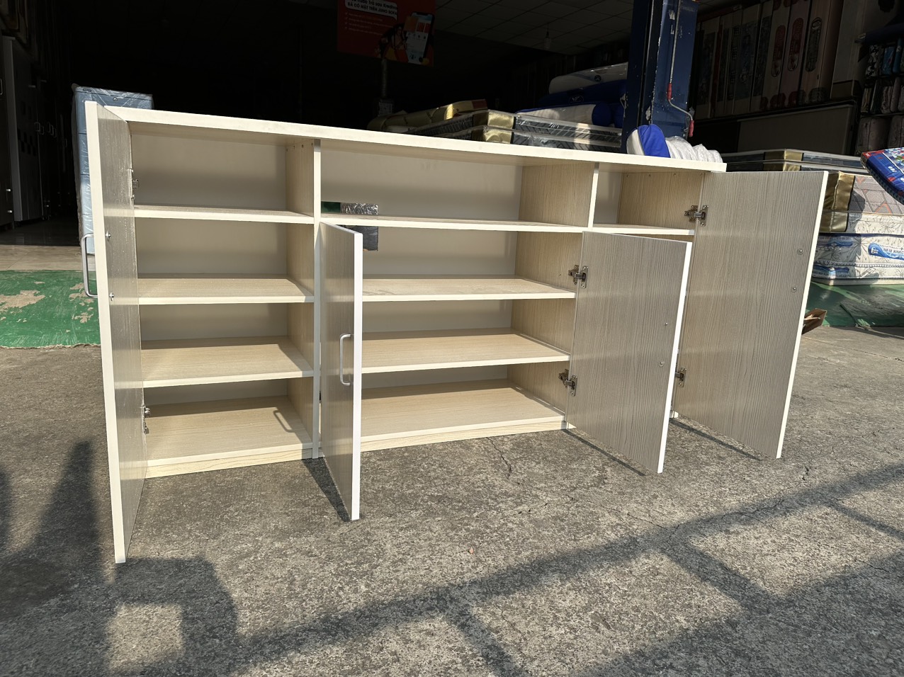 Kệ tivi nhựa Juno Sofa màu gỗ sồi kết hợp làm tủ giày thông minh ngang 1m6 x cao 80 cm x sâu 45 cm.