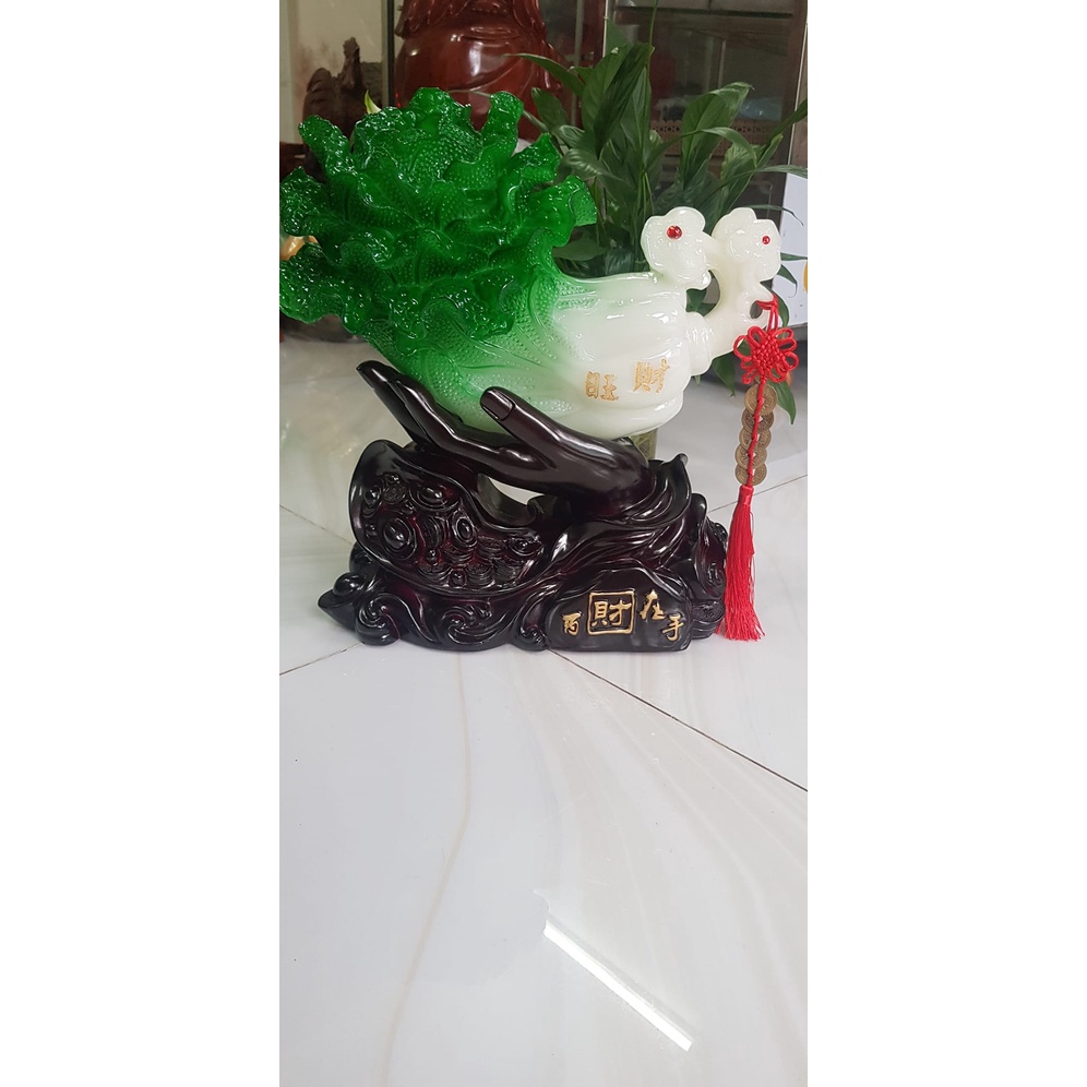 Tượng Bắp Cải Phong Thuỷ Xanh To Đẹp Trên Bàn Tay Nắm Giữ trọn Bắp Cải 5 Đồng Tiền Ngũ Phúc Dây Đỏ Đế Gỗ Tài lộc May Mắn Ý nghĩa bàn tay làm nên sự nghiệp gia chủ nắm giữ thu hút  của cải tài lộc tiền tài vào Size Cao 36cm Ngang 35cm Sâu 15cm ạ