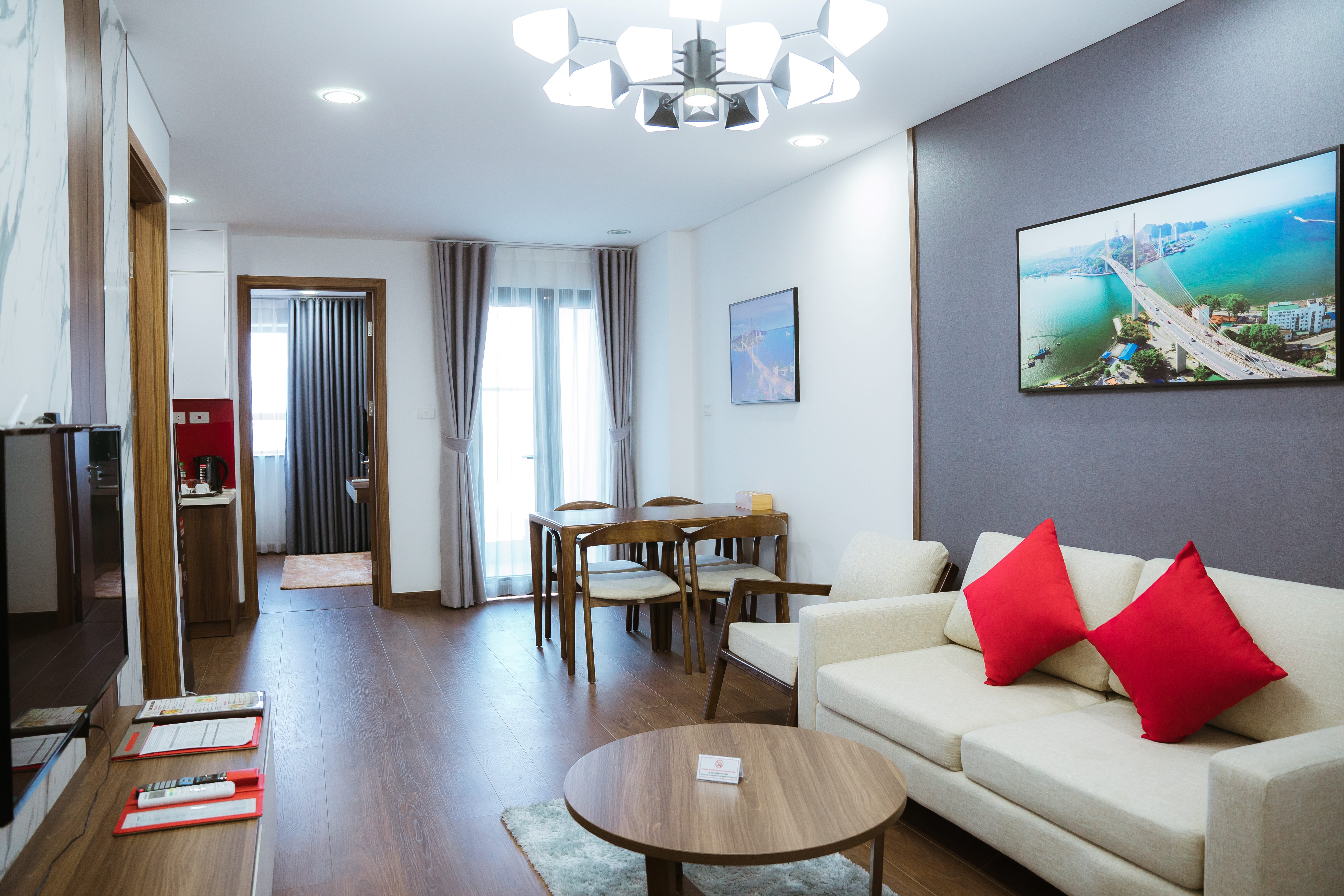 Ramada by Wyndham 4* Hạ Long - Bao gồm 2 bữa ăn, Phòng nghỉ, Hồ bơi vô cực Tầng 31, Khách Sạn Ngay Trung Tâm Hạ Long