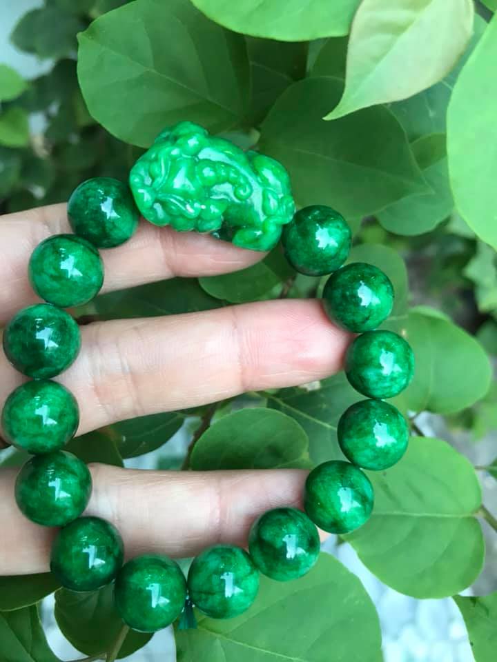 VÒNG TAY ĐÁ CẨM THẠCH TỲ HƯU SIZE 12MM AC MỆNH MỘC HOẢ ĐEO MÀU XANH CẨM THẠCH ĐẬM ĐẸP Ạ
