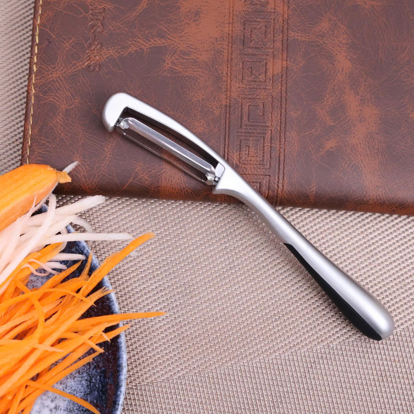 Dụng cụ nạo củ quả Se Ka SK66 thép phủ niken lưỡi dao sắc bén tay cầm chống trượt