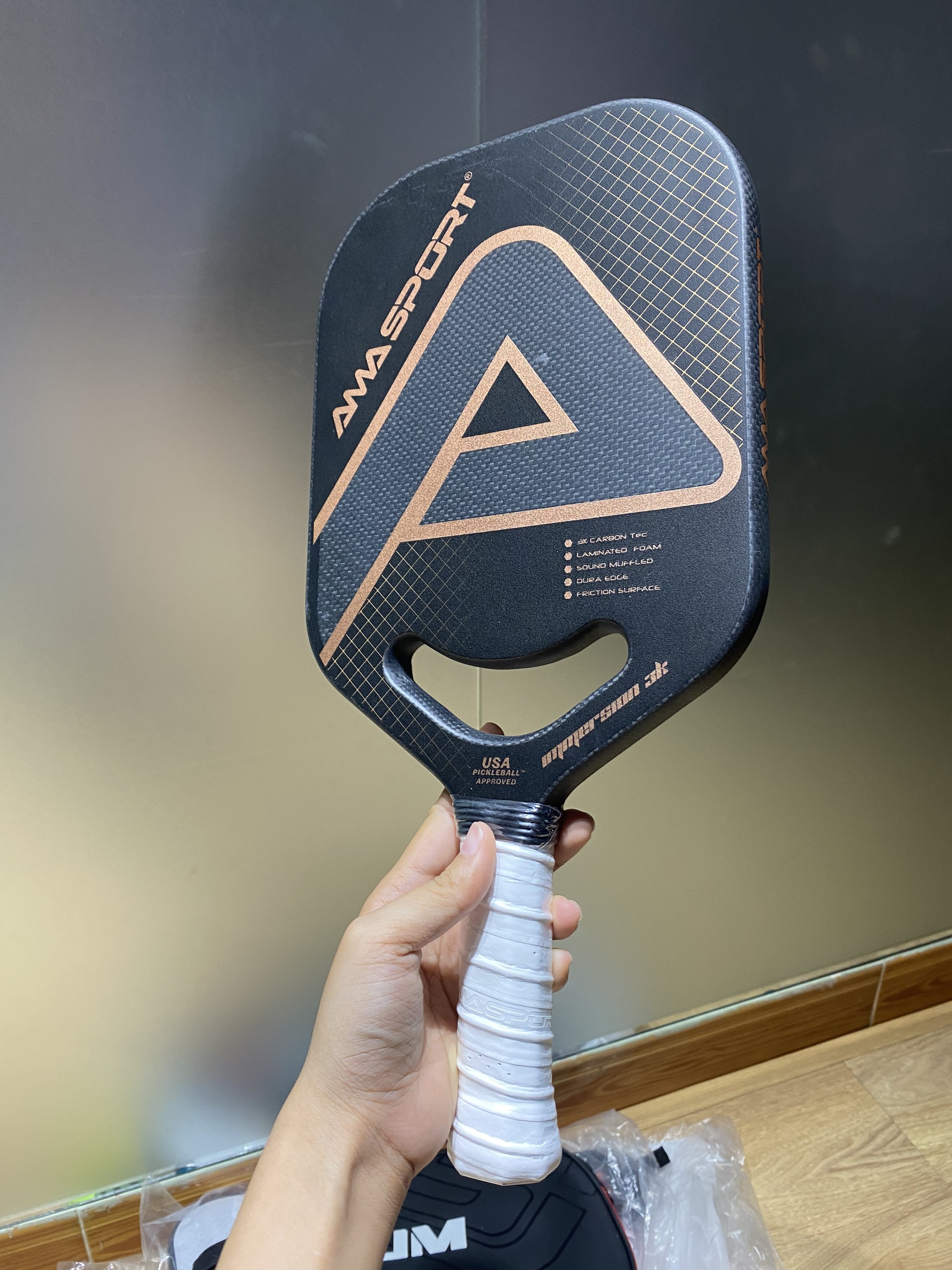 Bộ vợt pickleball AMA SPORT PP002 (gồm 1 vợt,2 bóng, cuốn cán,cuốn viền,túi da) bề mặt sợi carbon 3k dày 18mm cao cấp, diện tích mặt vợt rộng hơn so với các vợt thông thường.