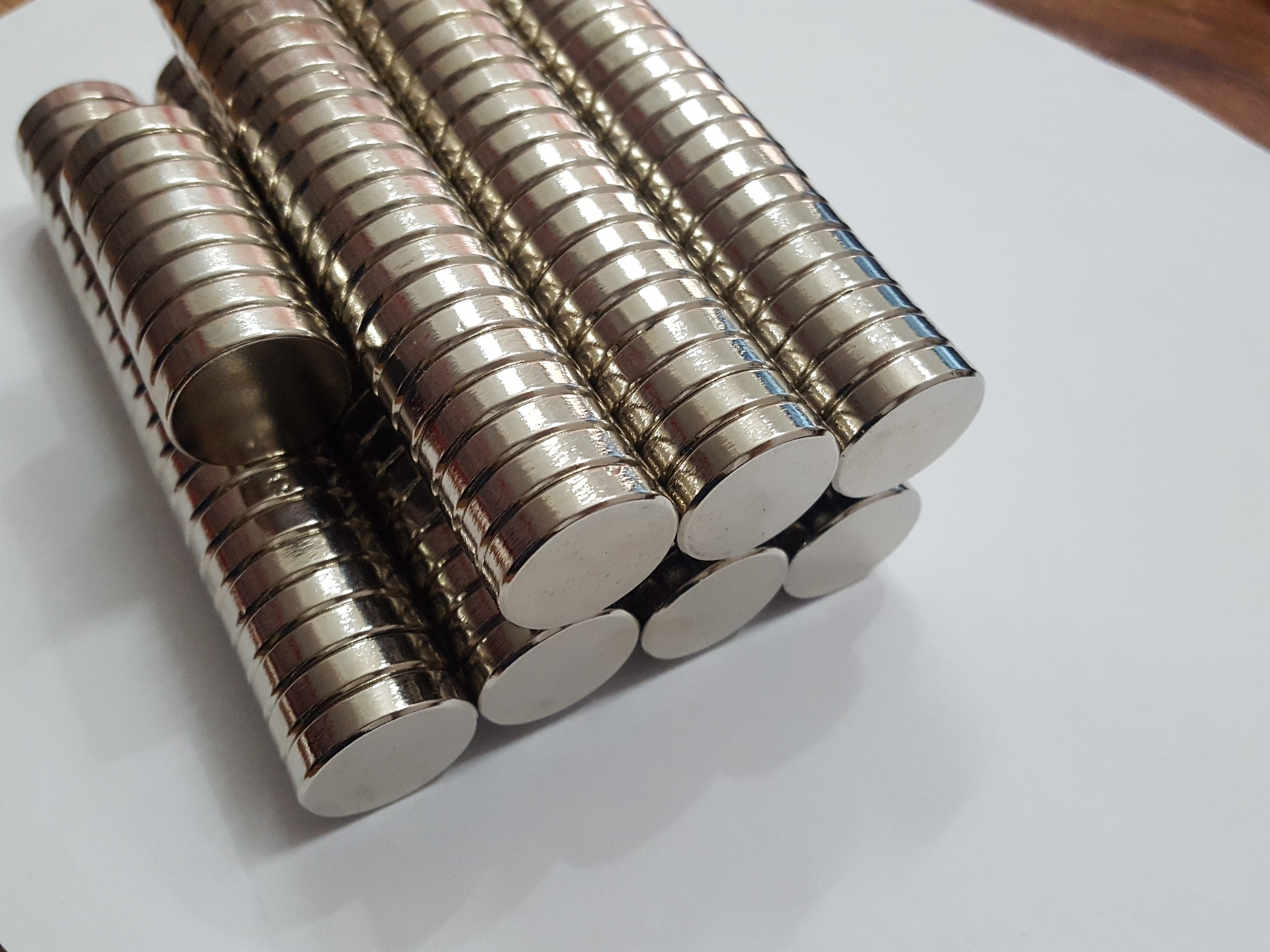 Nam châm viên trắng đất hiếm 20x5mm