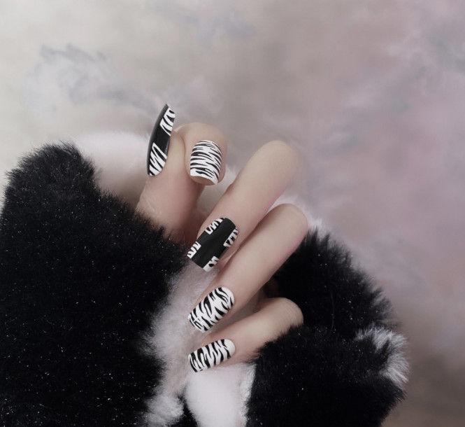 Bộ 24 móng tay giả nail thơi trang như hình