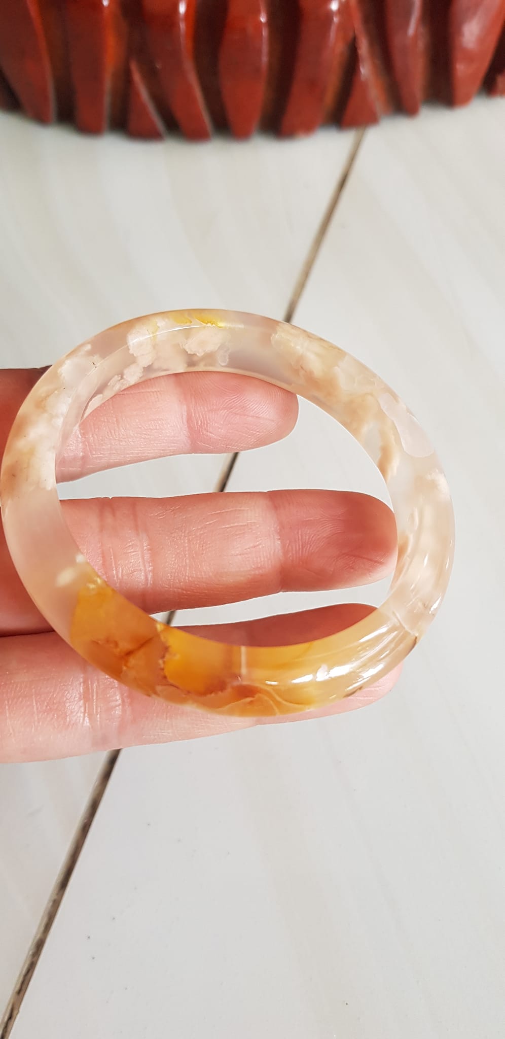 Vòng tay Nữ Bản Hẹ Mới Đá Mã Não Bông Vàng trắng rau câu đều bóng vòng quá đẹp luôn Vòng Ni 51mm x Cao 11mm x dầy 7mm Nữ mệnh Kim mệnh Thổ Nữ Cân nặng 49kg - 52kg đeo xinh tay đẹp lắm ạ