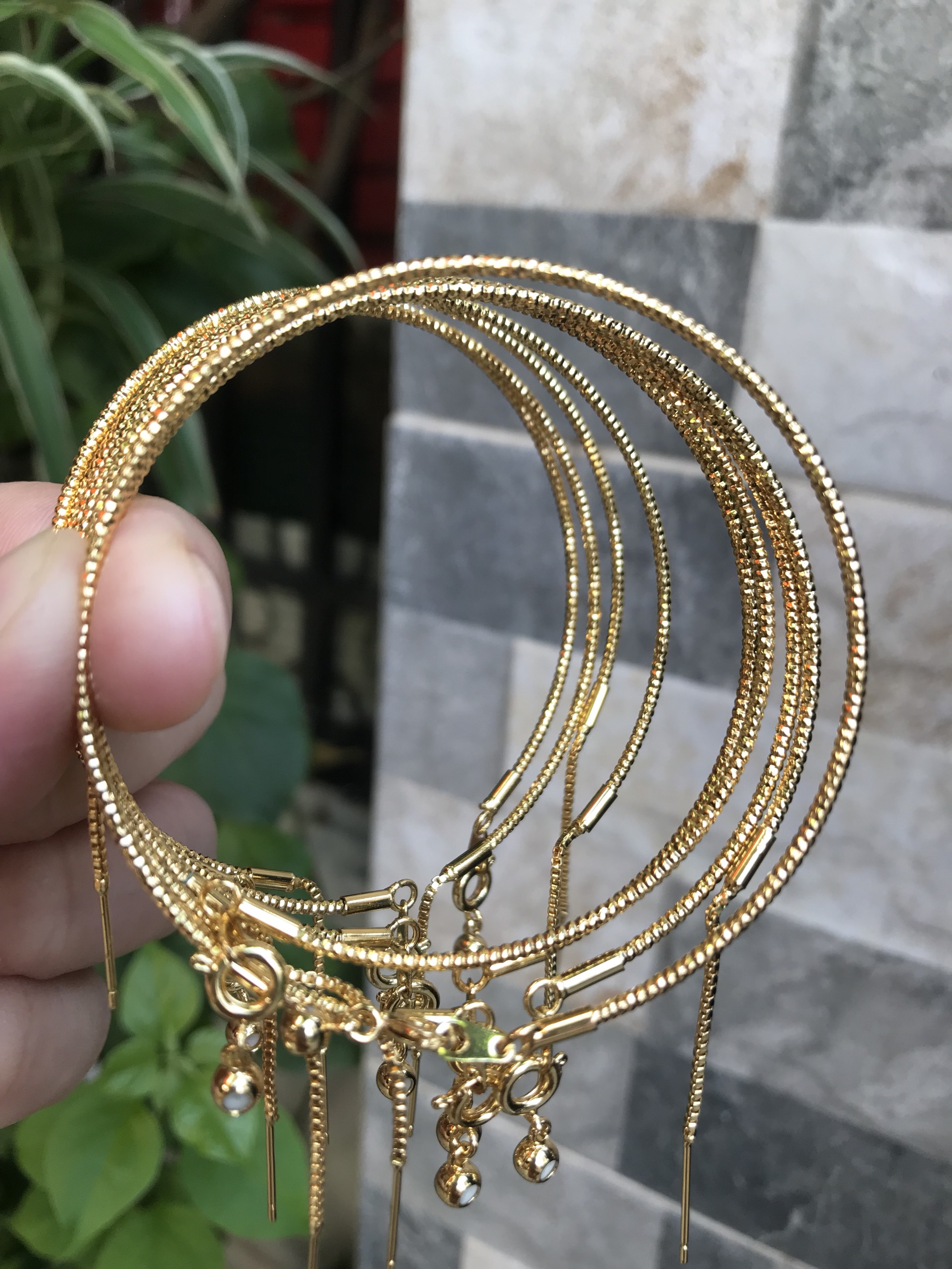 Vòng tay nữ mạ vàng các Chị về phối với hạt charm của mình đeo tay xinh lắm  ạ