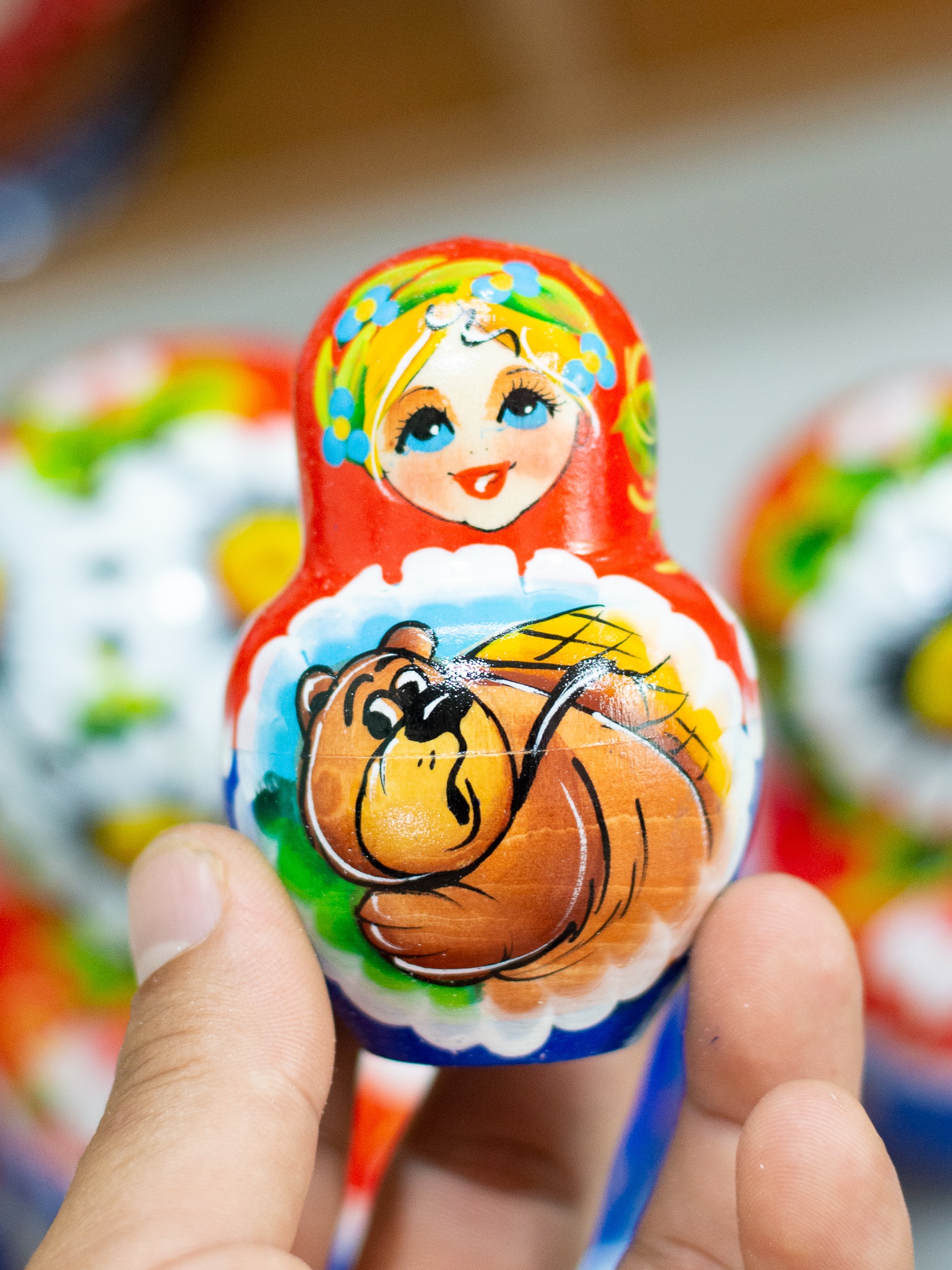 BỘ BÚP BÊ MATRYOSHKA 7 LỚP DÁNG TRÒN CAO 16CM VẼ HOA VĂN "CÔ BÉ KATIA VÀ CHÚ GẤU MISA"