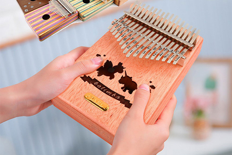 Đàn Kalimba 17 Phím Gỗ Mahogany Yael Y17M-U Kèm Kèn Kazoo - Hình Ngựa