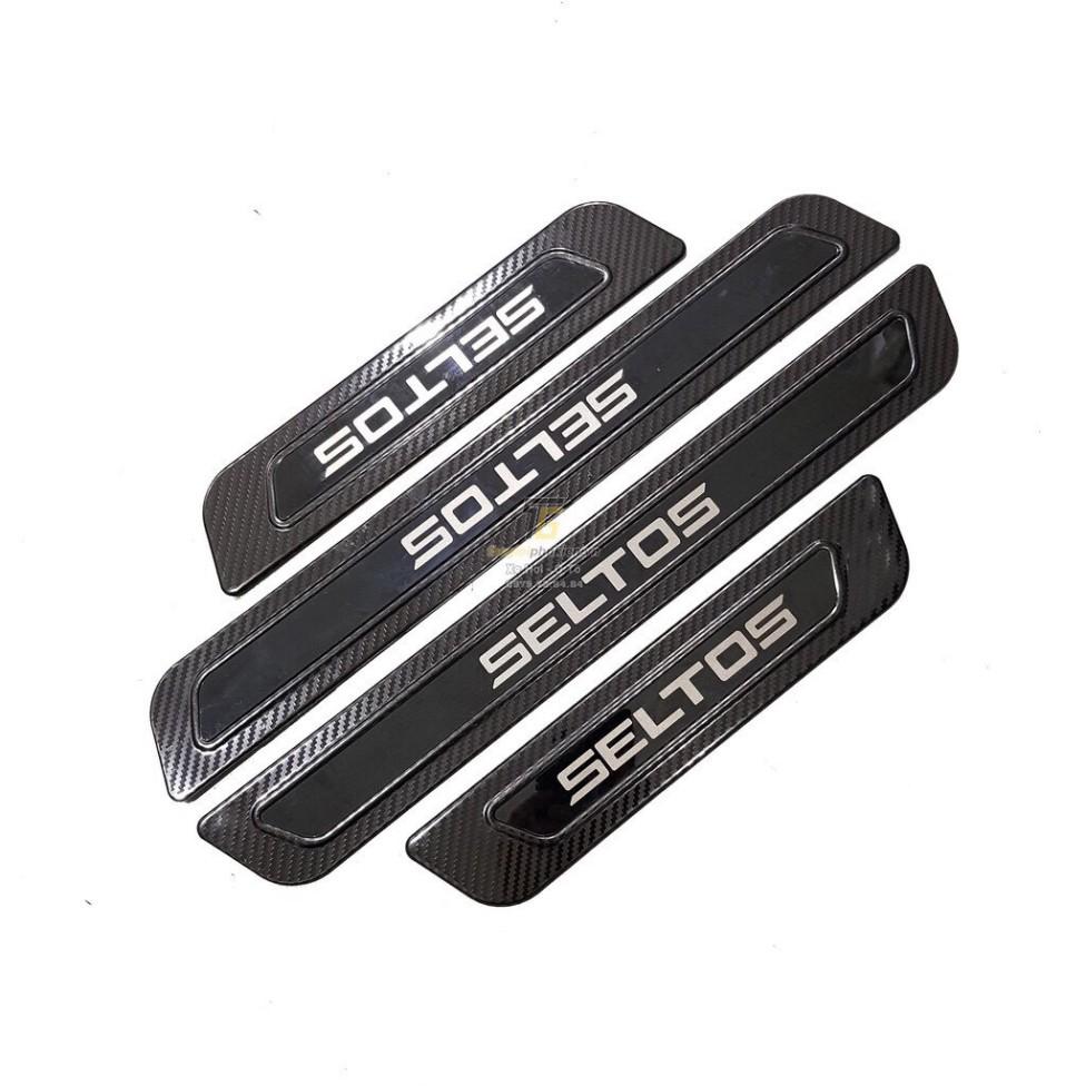 Ốp bậc cửa trong ngoài, nẹp bước chân KIA SELTOS 2020 - 2021 mẫu carbon
