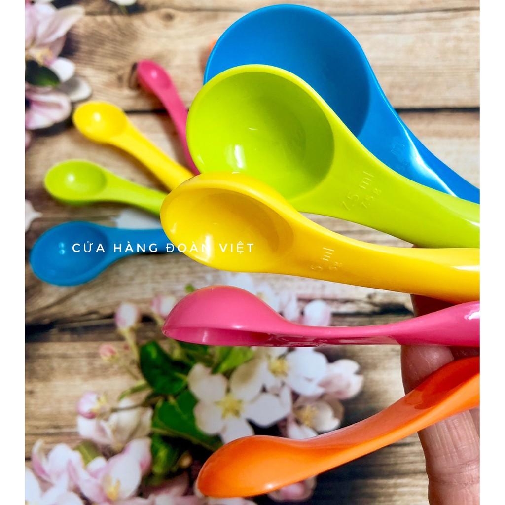 Muỗng Đong Nhiều Màu. Chuyên phục vụ Sp Gia dụng, Khuôn làm bánh, Dụng cụ học Sinh, Nhà hàng, Quán ăn, Gia dụng tiện lợi