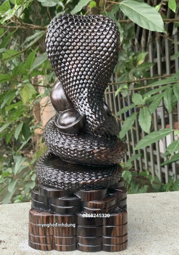 Tượng con rắn phong thủy bằng gỗ mun hoa kt cao 30cm