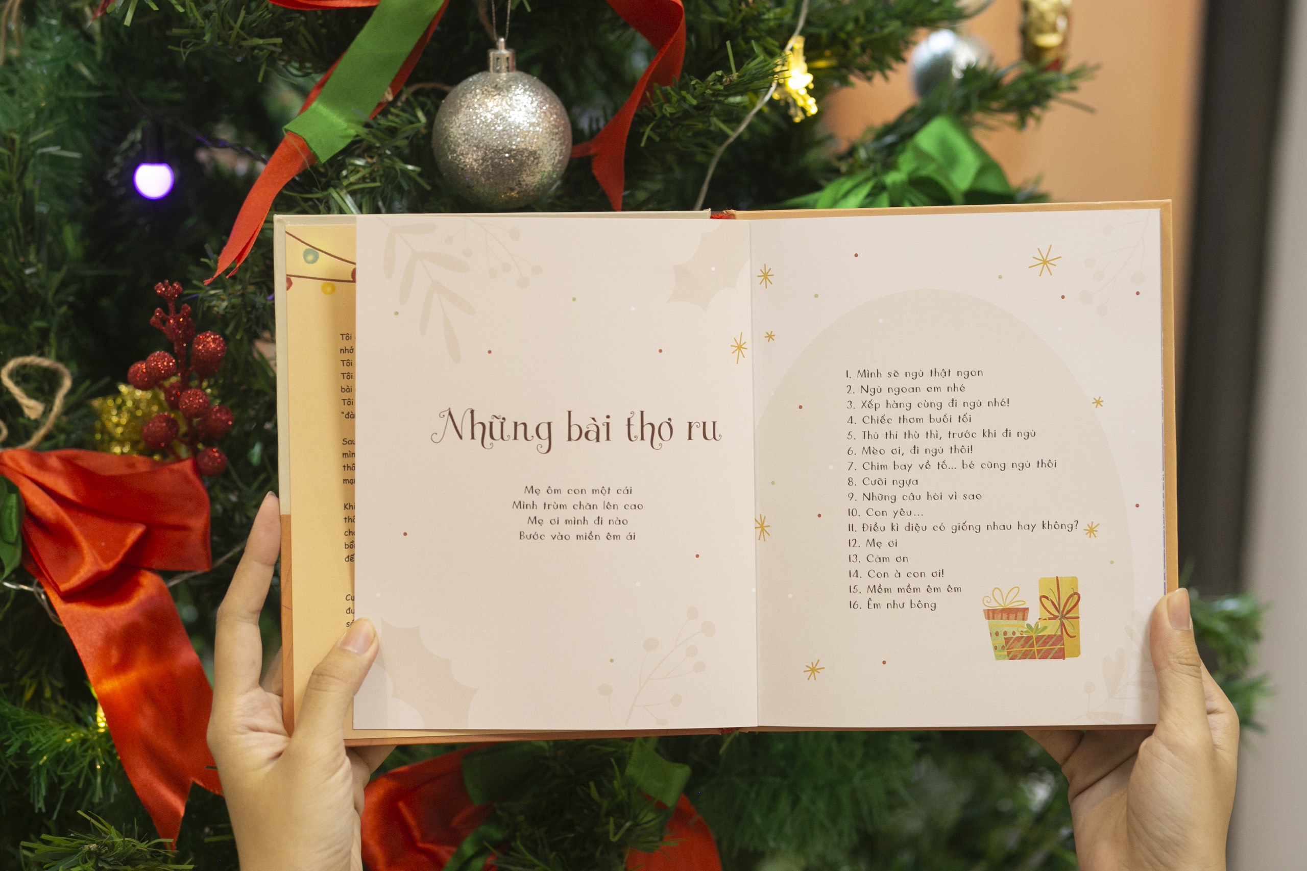 Sách Thơ Ru - Cuốn Đêm Ấm (Bìa cứng, kèm nhạc) - Cho bé trước giờ đi ngủ