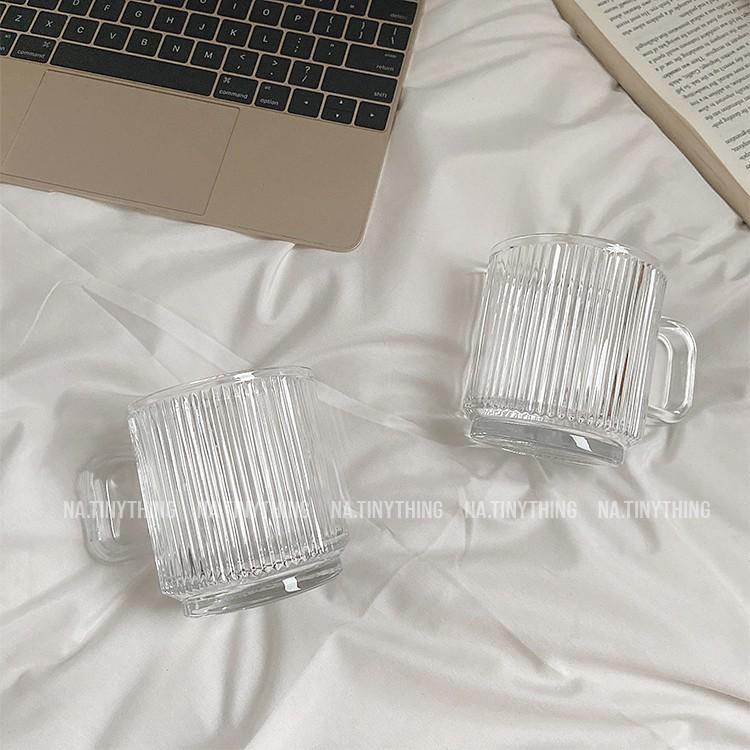 Ly cốc thuỷ tinh chiu nhiệt có quai dùng uống trà và cà phê, hoạ tiết vân sọc dọc phong cách Hàn Quốc