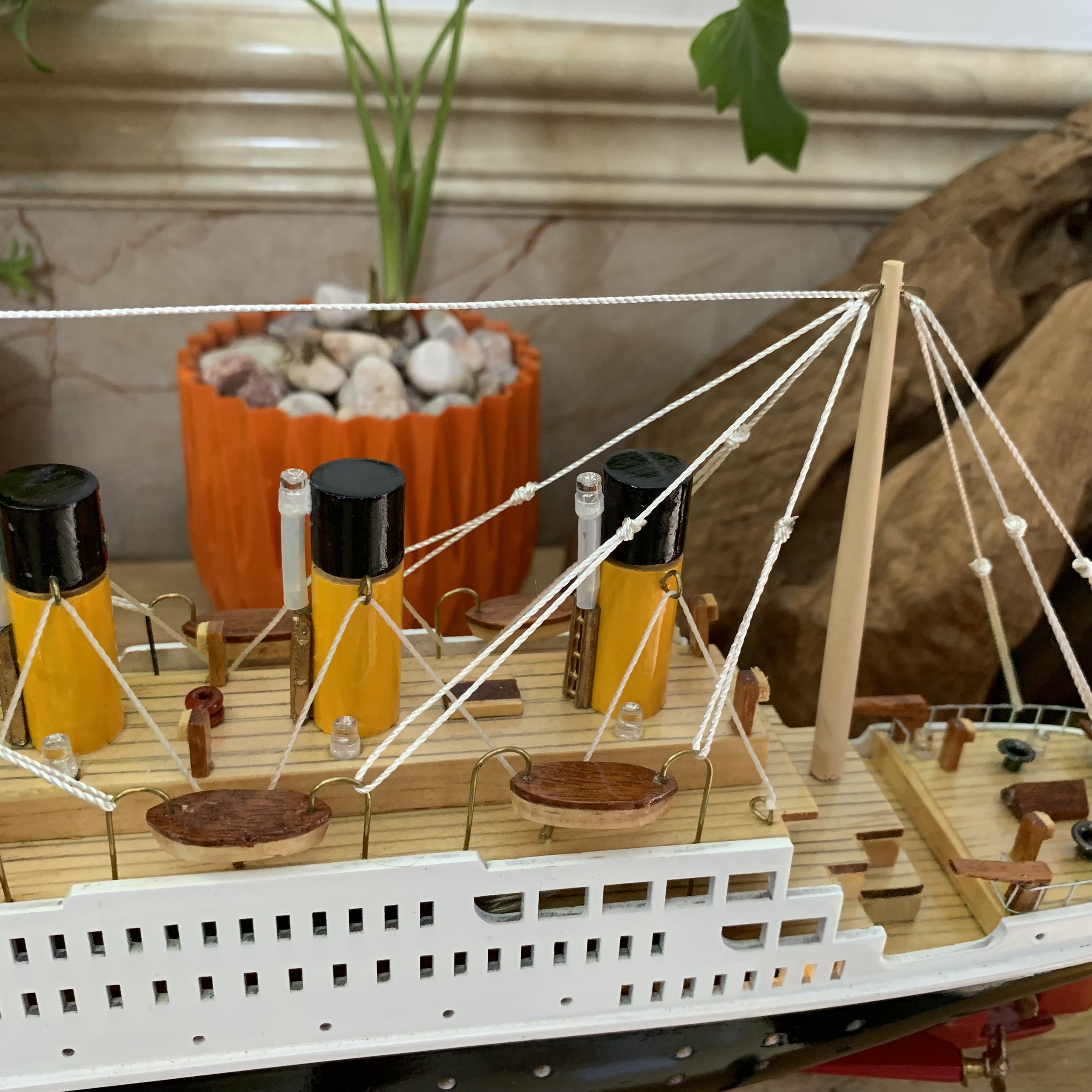 Mô hình trang trí tàu gỗ Titanic trang trí nhà cửa quà tặng bé - Dài 40cm - Gỗ tự nhiên - Có đèn led màu