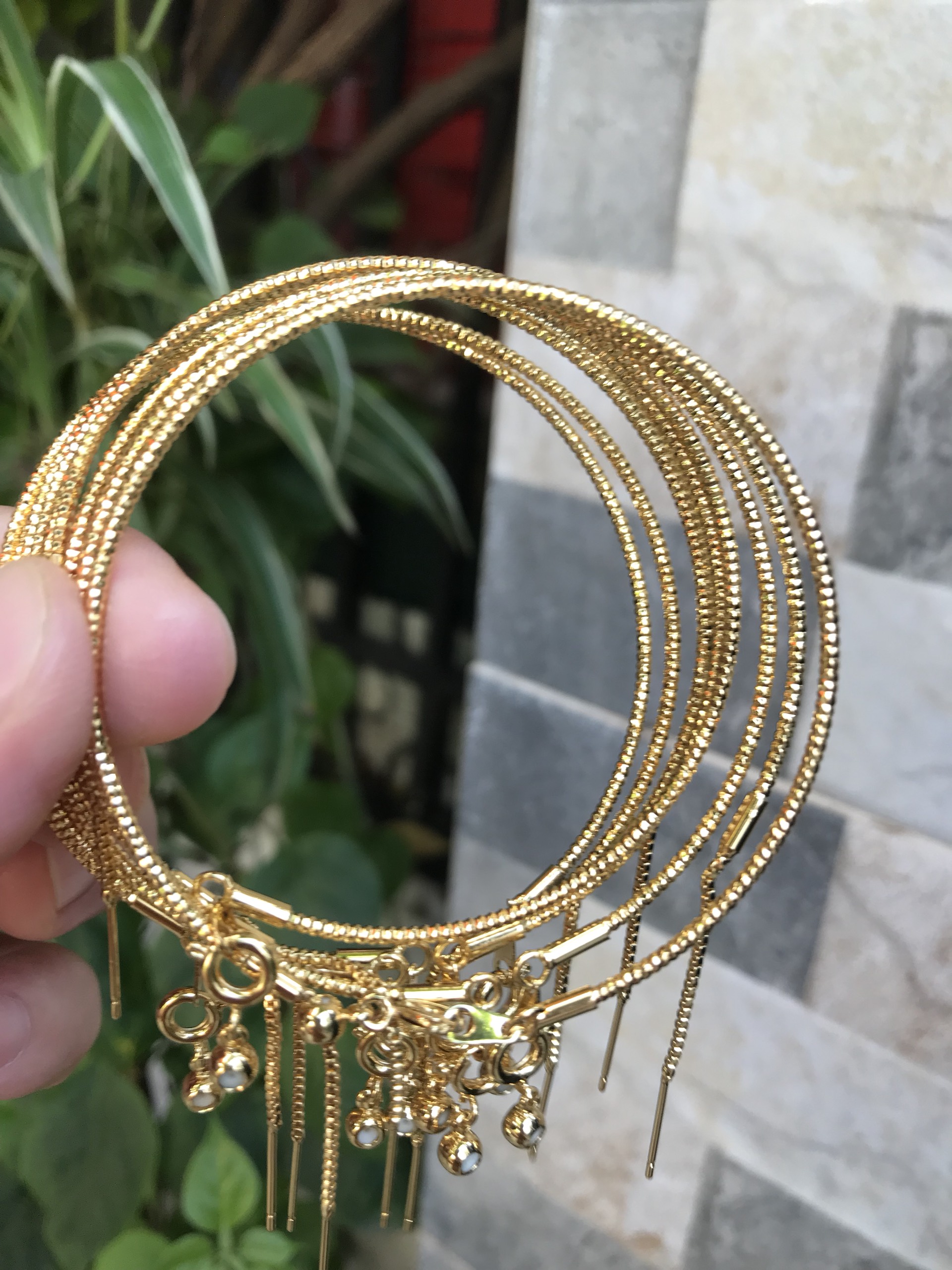 Vòng tay nữ mạ vàng các Chị về phối với hạt charm của mình đeo tay xinh lắm ạ
