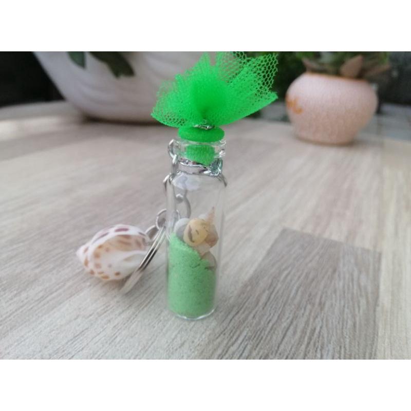 MÓC KHÓA CHAI THỦY TINH ĐỰNG ỐC VÀ CÁT MÀU SIZE 1.5*6 CM