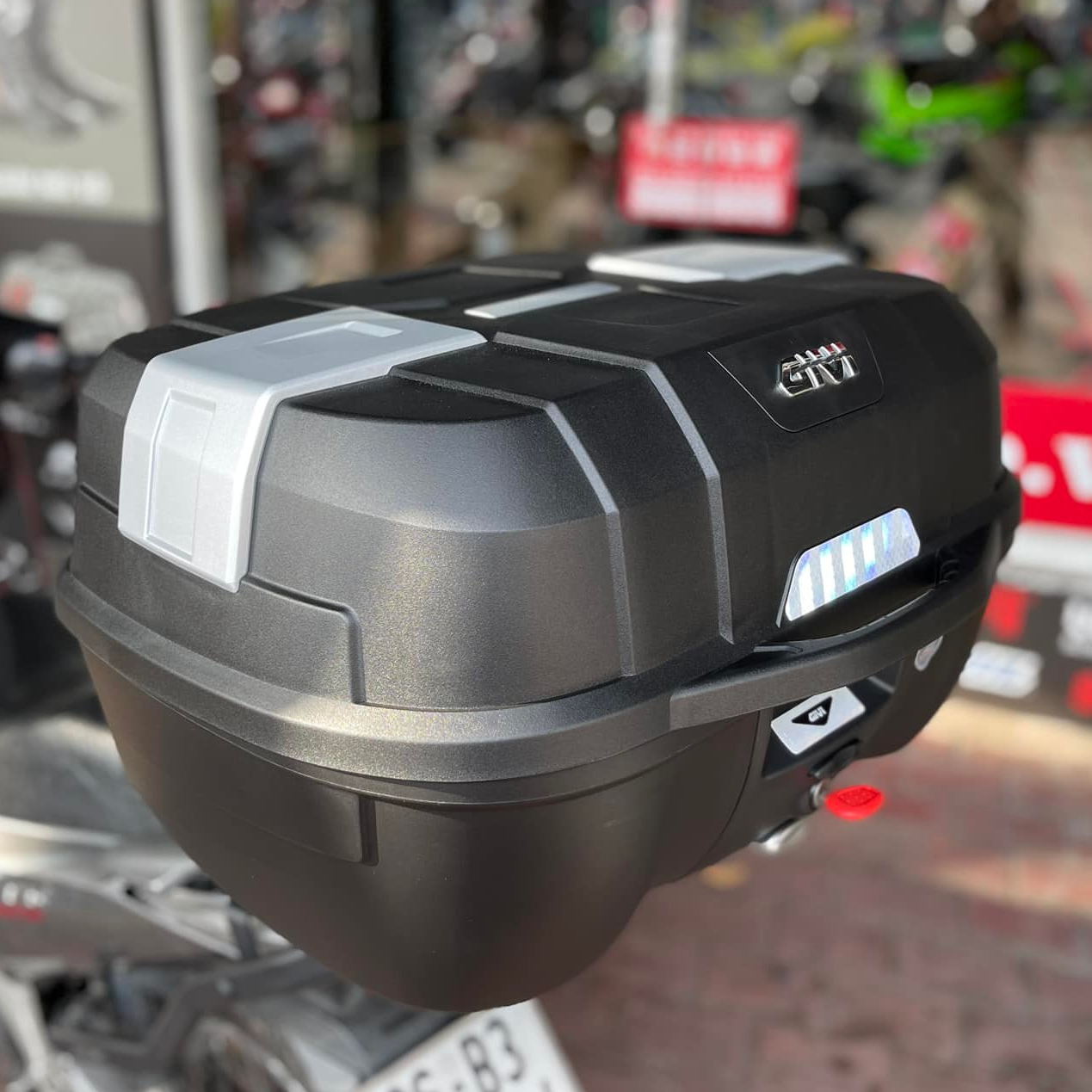 Thùng sau GIVI E45NM dung tích 45 lít kèm sẵn đế hàng chính hãng tiện lợi chở đồ
