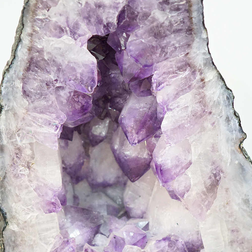 Hang Đá Thạch Anh Tím Amethyst Phong Thủy Đế Gỗ Tự Nhiên 42x22x16cm