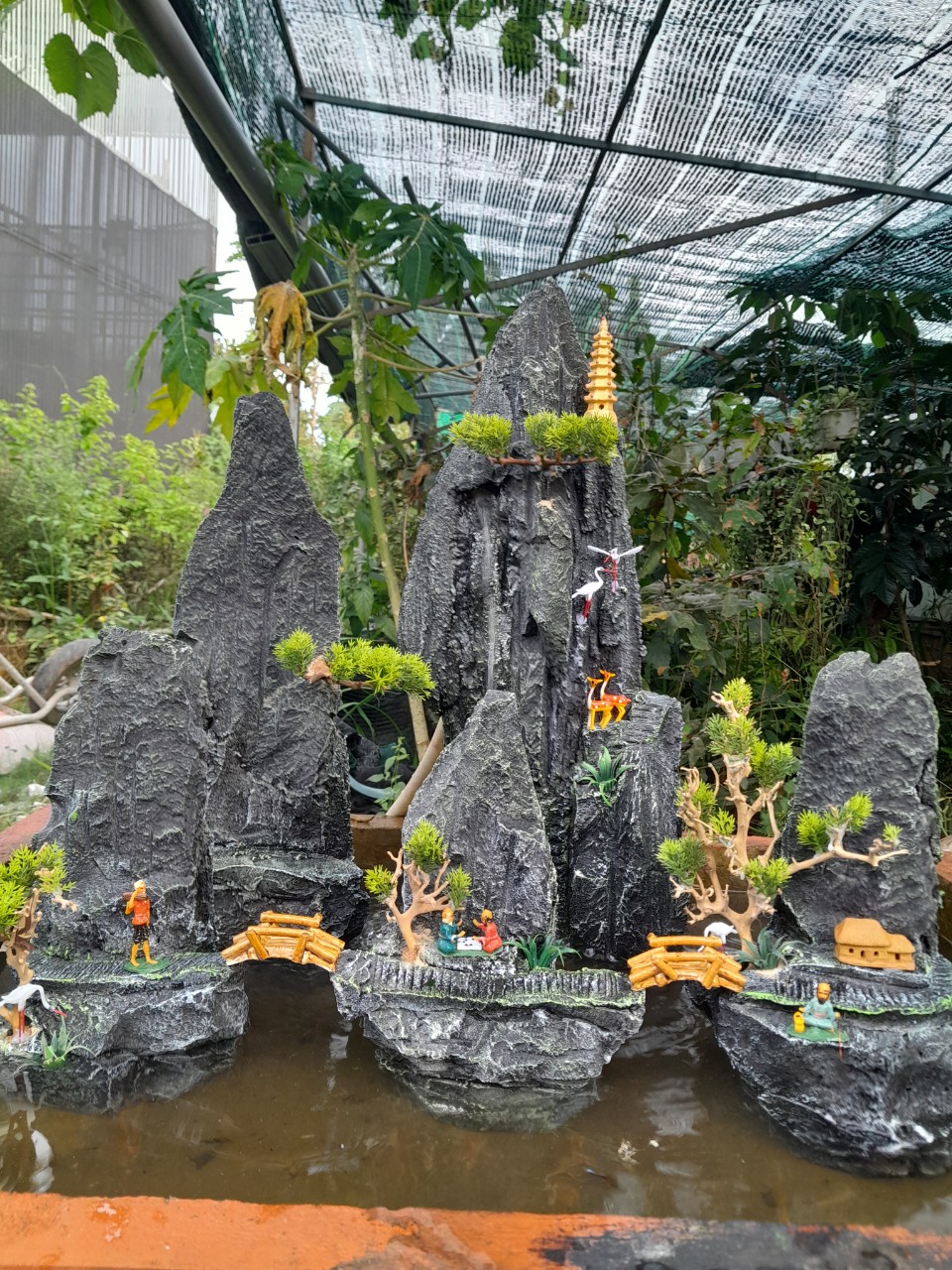 Hòn Non Bộ Bể Cá Cảnh- Non Bộ Có Thác Nước Tự Nhiên- Tặng Kèm Máy Bơm