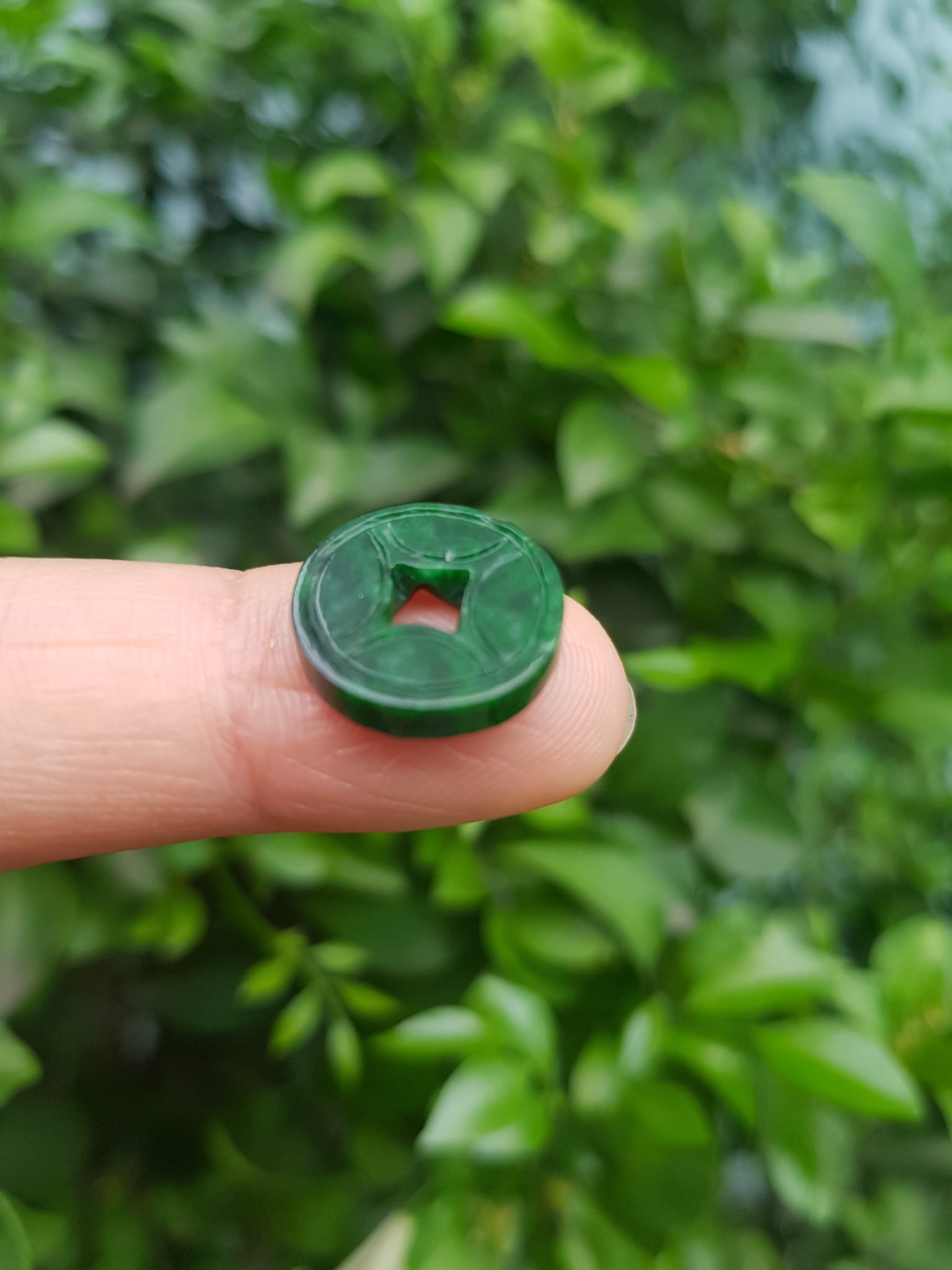 Mặt Dây Chuyền Mặt Nhẫn Đồng Tiền Mới màu Xanh Đậm Đẹp Đá Cẩm thạch xanh tự nhiên  Size nhỏ vừa đk 13,5mm x dầy 3mm  Nữ bọc vàng lên đeo đẹp lắm rất ý nghĩa đồng tiền may mắn tài lộc ạ