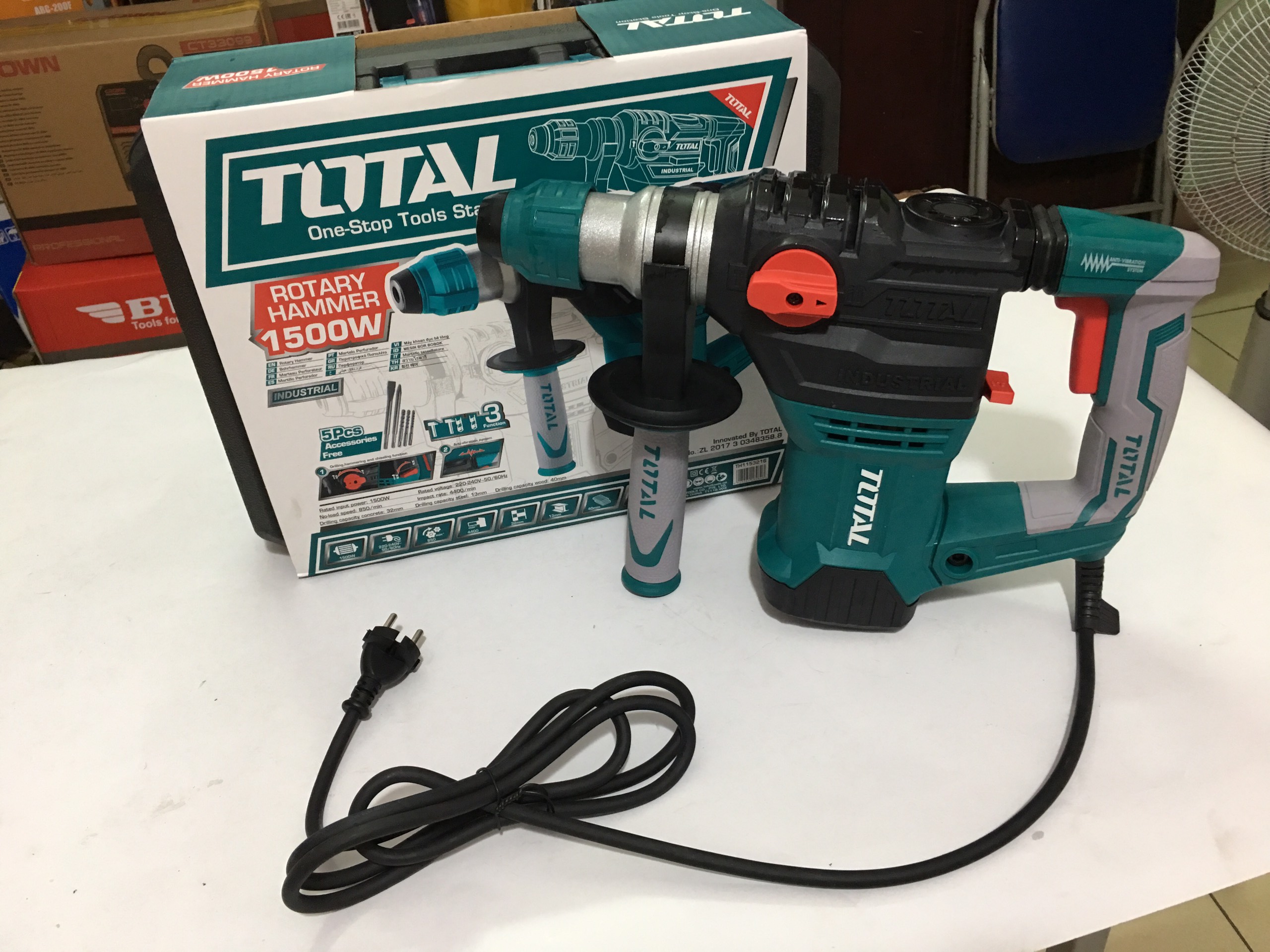 Máy khoan đục bê tông 1500w Total TH1153216 - Hàng chính hãng