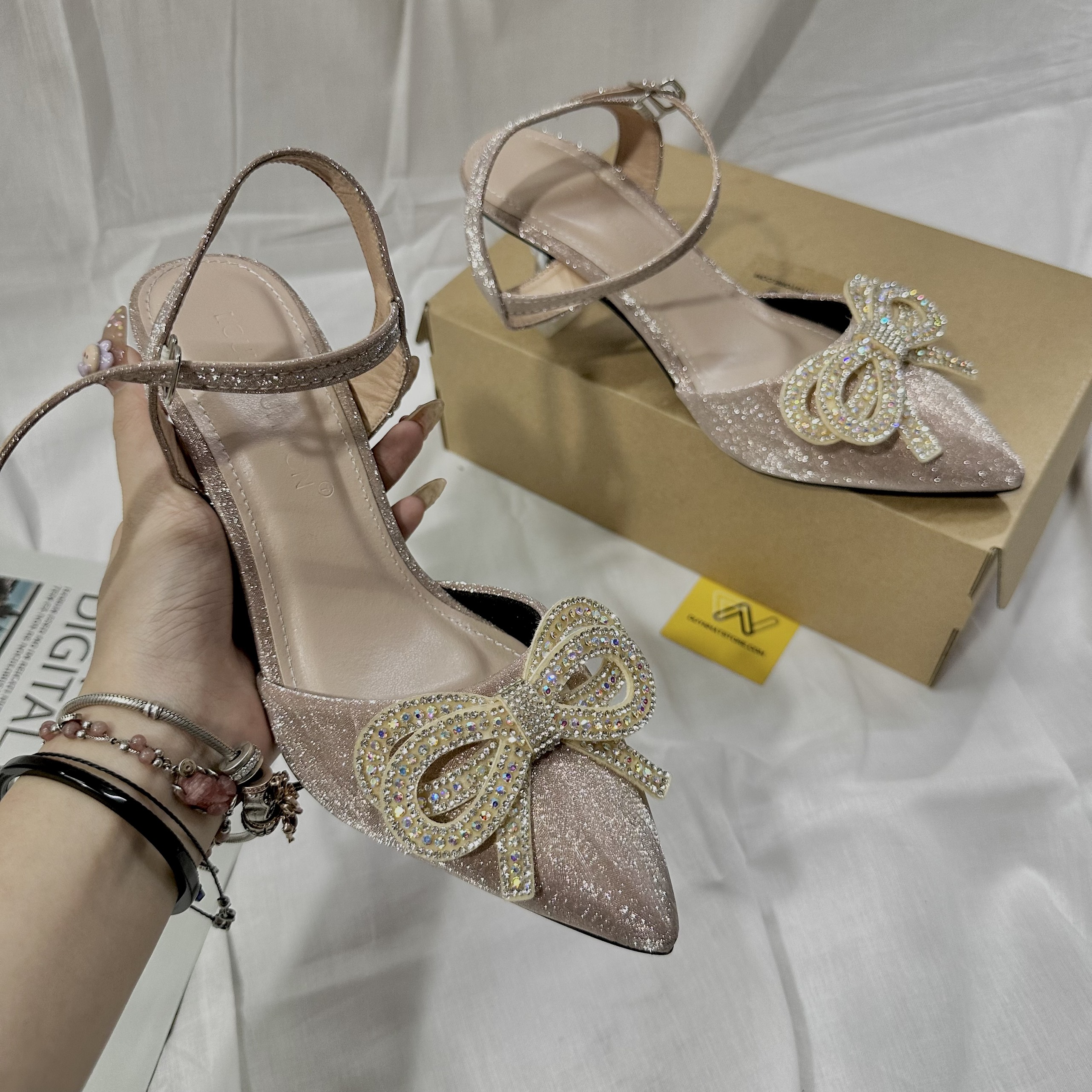 Giày Bít Mũi Sandal Khóa Nơ Cao Gót Nhọn 7cm Giày Duy Nhật Store Phối Da Bóng Gót Trong Uzzang Trend Thanh Lịch kem Bạc