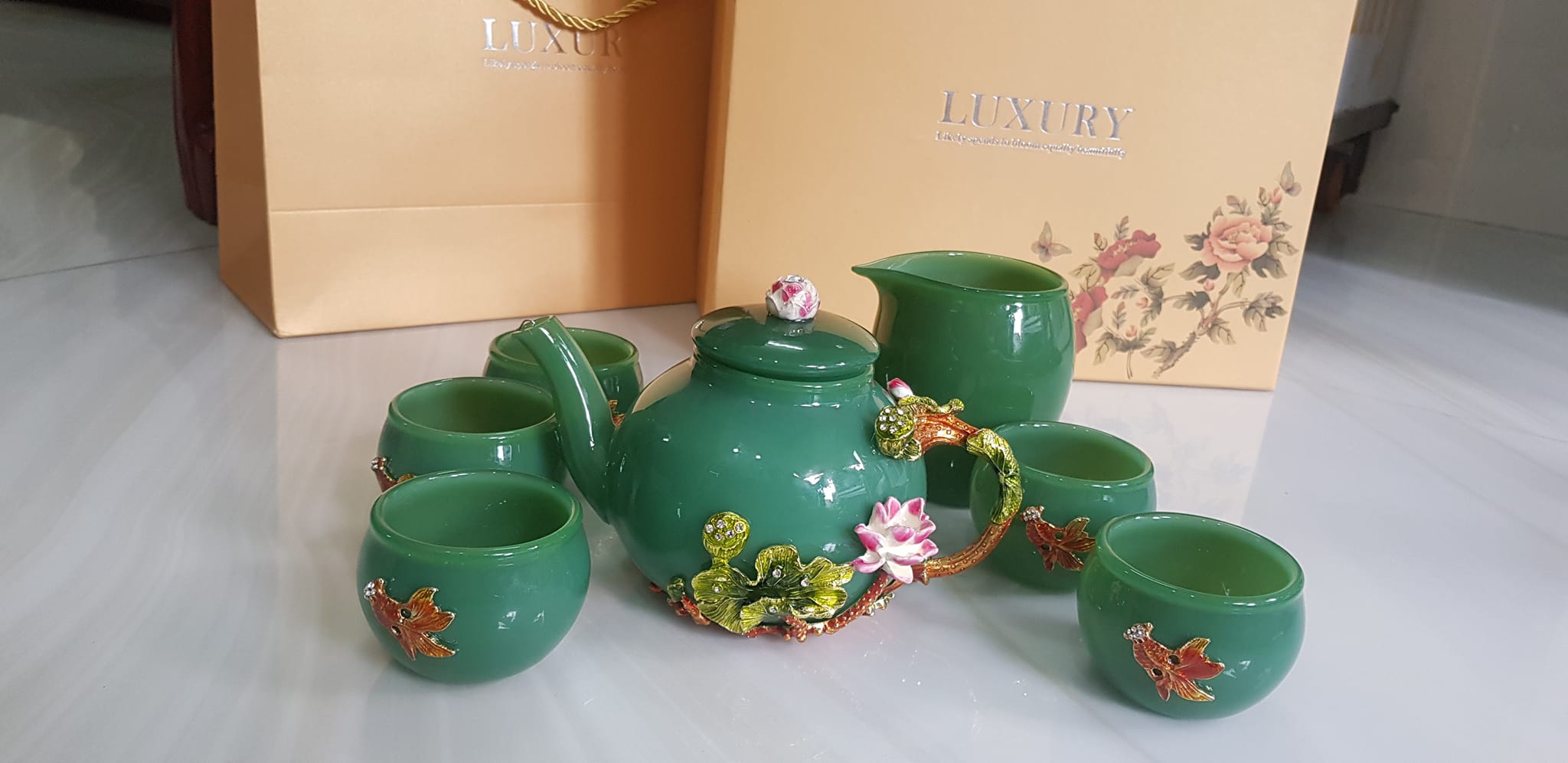 Bộ Bình Trà Chạm hoa kiểu rất đẹp đá mã não xanh ngọc tươi đậm đẹp anh chị để phòng khách, công ty, quà biếu tặng Sếp tặng tặng tân gia người thân ý nghĩa ạ