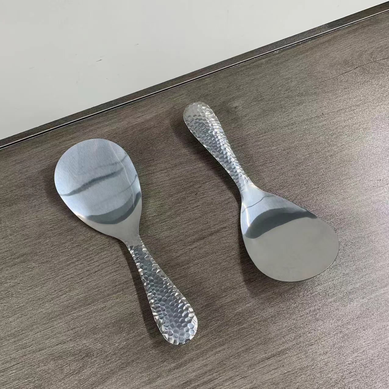 Muỗng thìa inox thép không gỉ rộng cán dập thời trang dùng để xới cơm quán ăn, nhà hàng và các bữa cơm gia đình