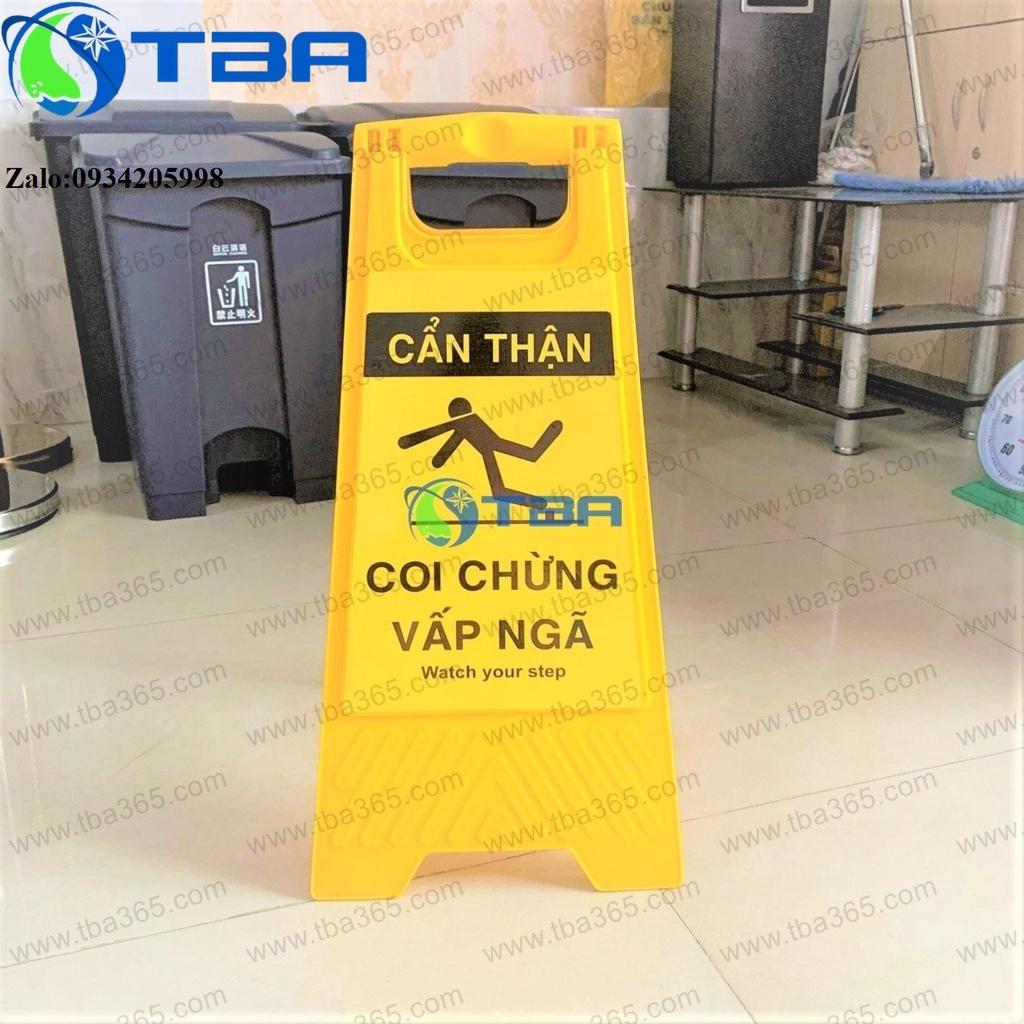 Biển cảnh báo chữ A màu vàng cao cấp ''CẨN THẬN COI CHỪNG VẤP NGÃ''