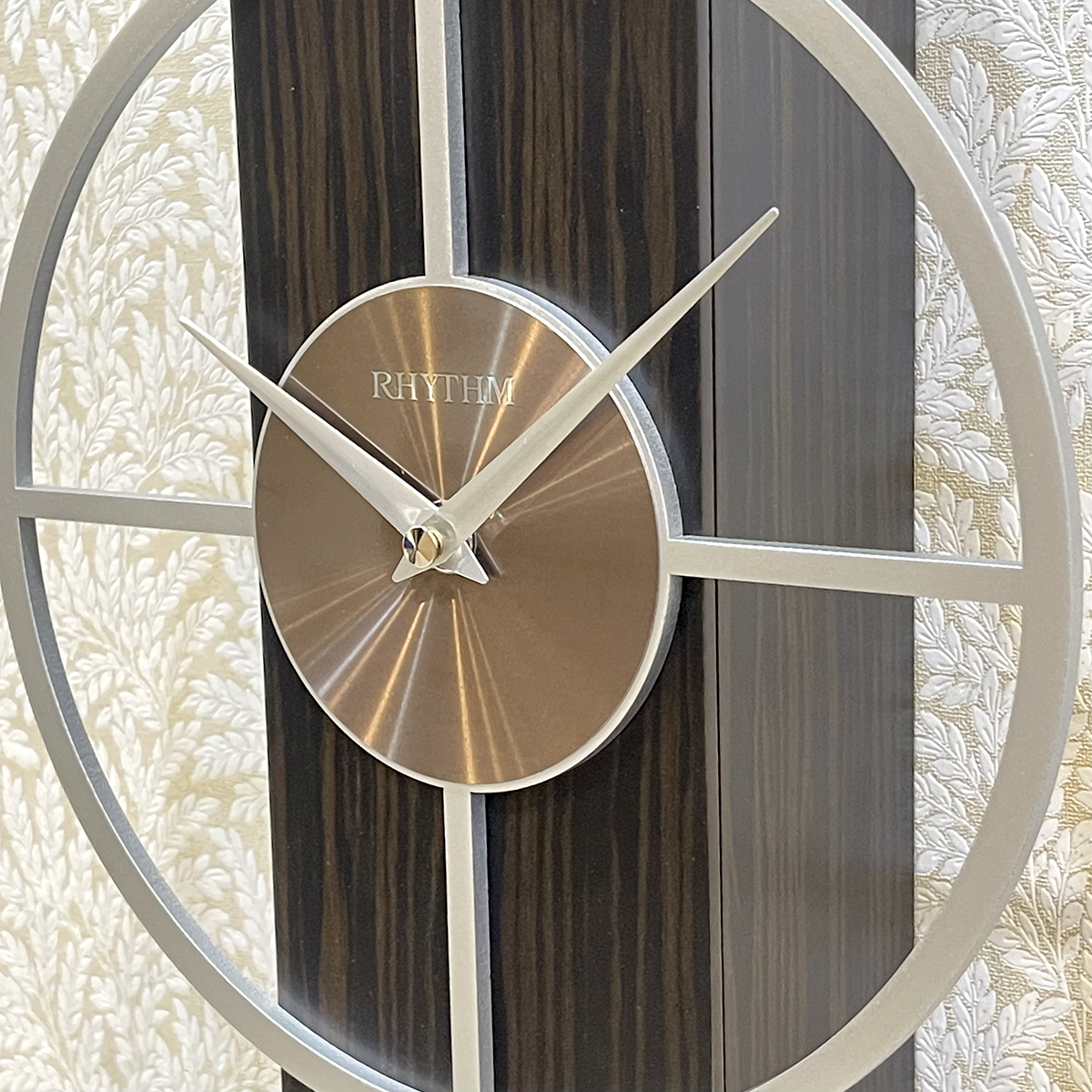 Đồng hồ Rhythm CMJ598UR02- Kt 23.5 x 58.0 x 8.5cm, 1.31kg. Vỏ gỗ, dùng PIN.