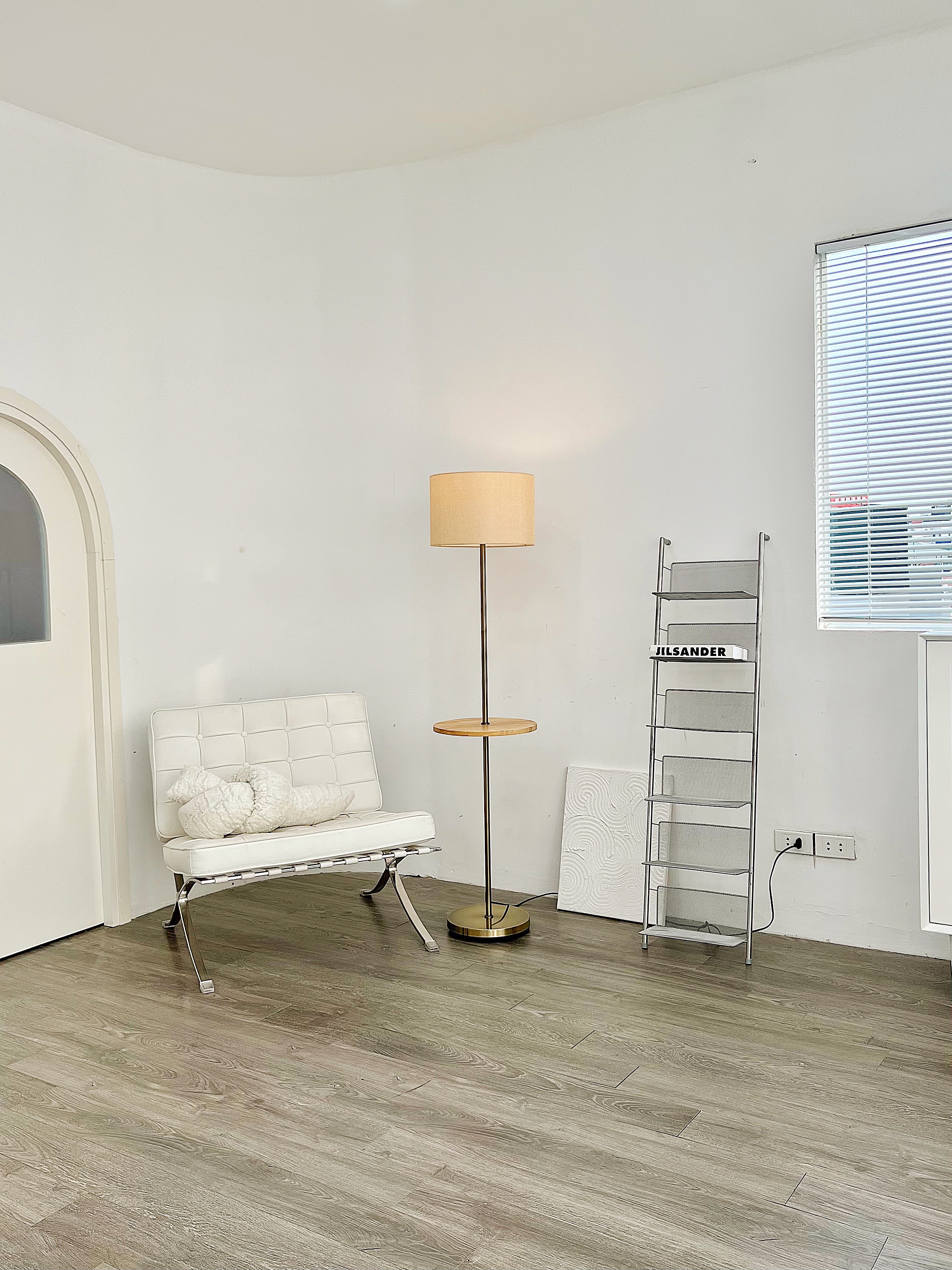 Đèn cây đứng kèm bàn có dây rút phong cách Châu Âu kèm bàn gỗ sang trọng DCLA007