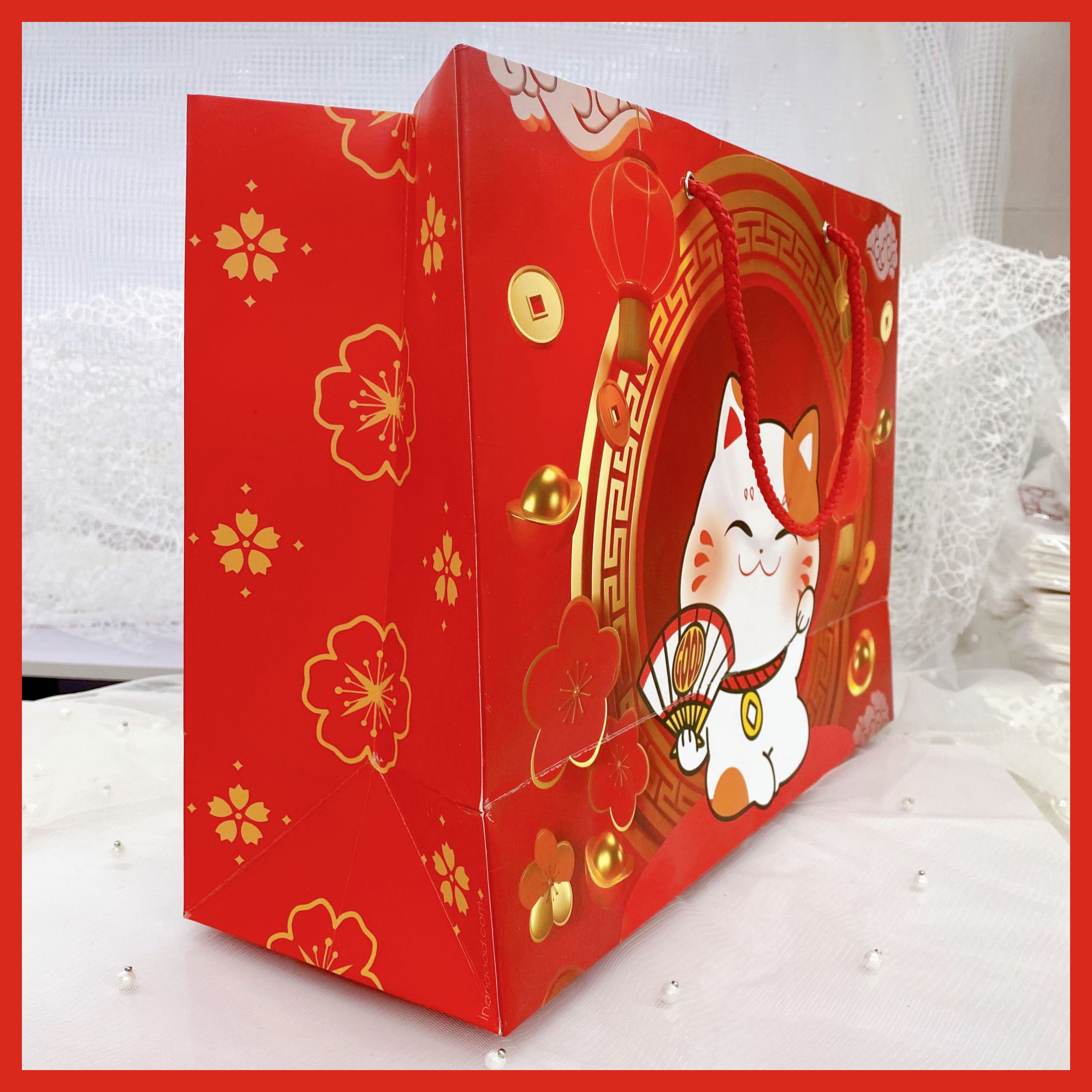 Túi giấy cao cấp 36x26x13cm đựng quà tặng Tết họa tiết mèo thần tài đỏ