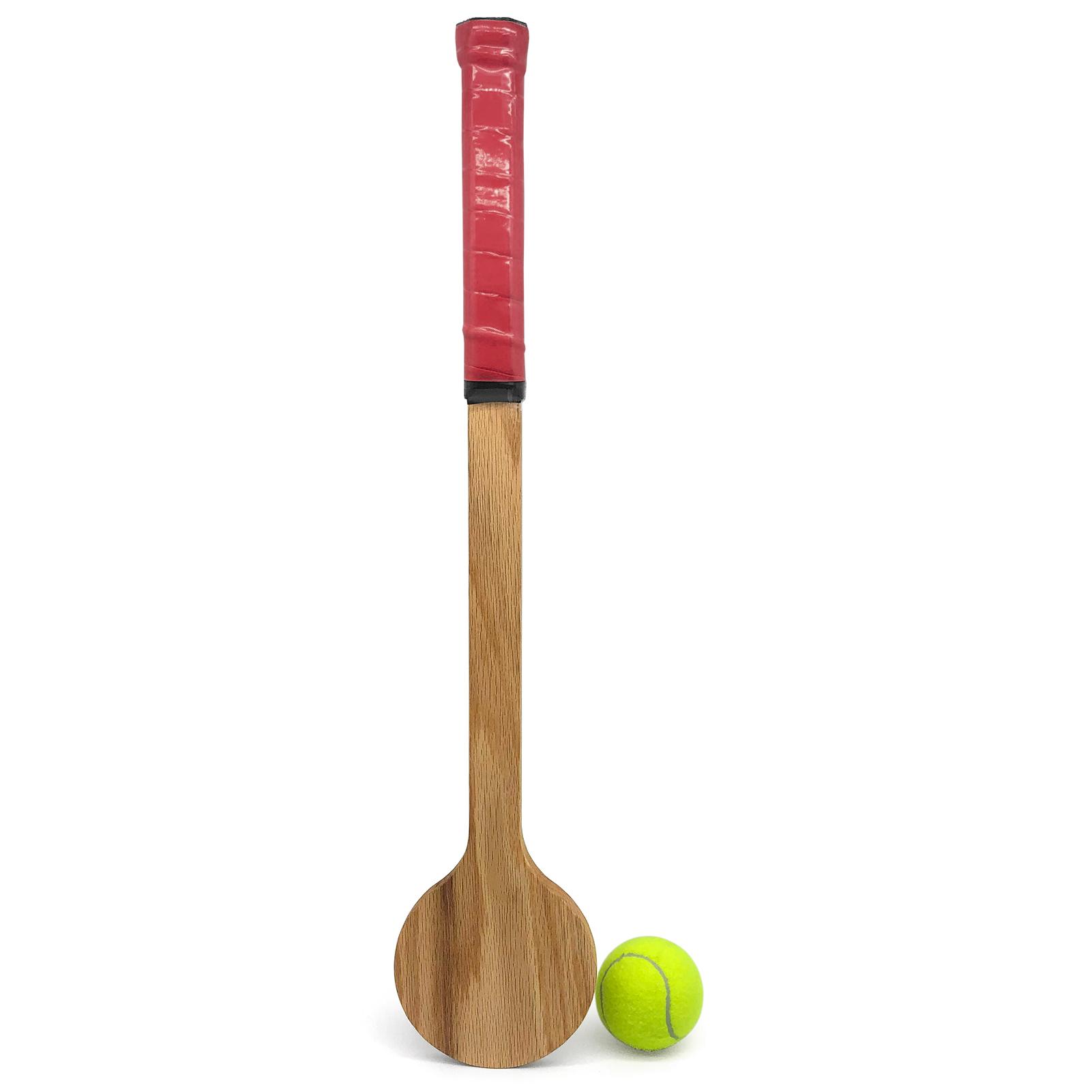 Vợt đánh tennis bằng gỗ và bóng tennis