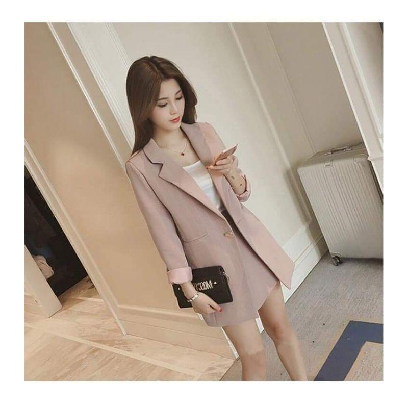 Set vest kèm chân váy.