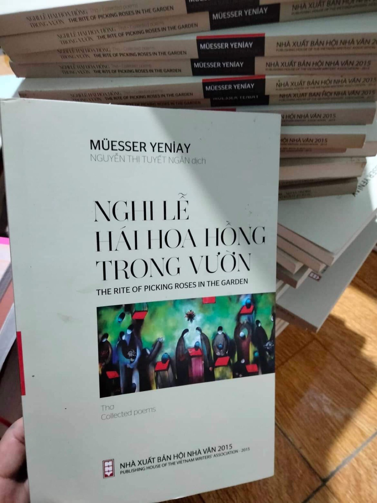 Nghi Lễ Hái Hoa Hồng Trong Vườn - Muesser Yeniay