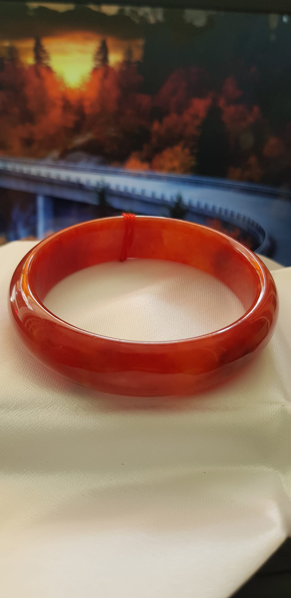 Vòng tay phong thuỷ Đá Cẩm Thạch mới Bản Hẹ Đỏ 58mm x cao 15mm x dầy 7mm Vòng màu đỏ cam tươi bóng đẹp chuẩn hợp nữ mệnh hỏa mệnh thổ Nữ nặng 56kg - 66kg đeo đẹp ạ