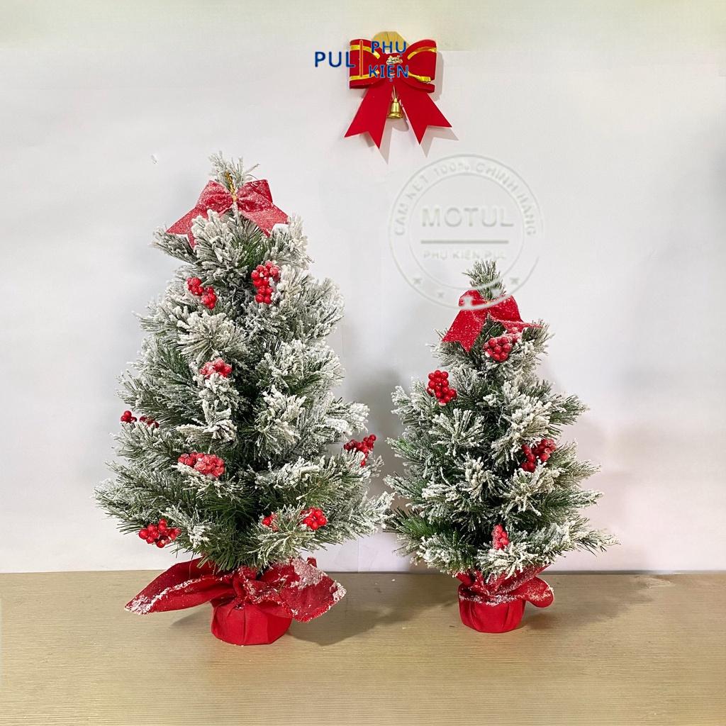 Cây thông noel phủ tuyết gắn trái đỏ mini để bàn trang trí giáng sinh