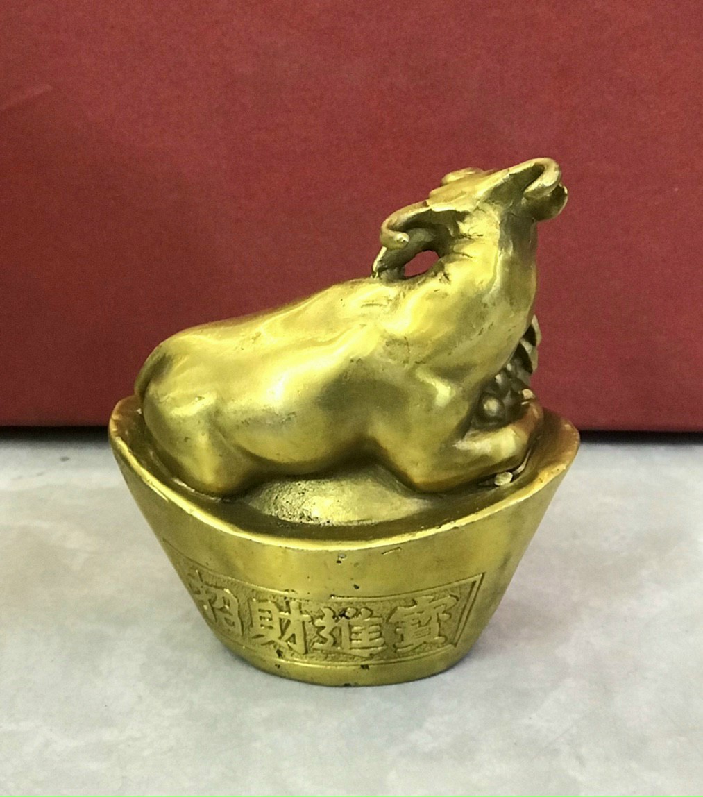 Trâu nhỏ nằm trên thỏi vàng - Decor trang trí