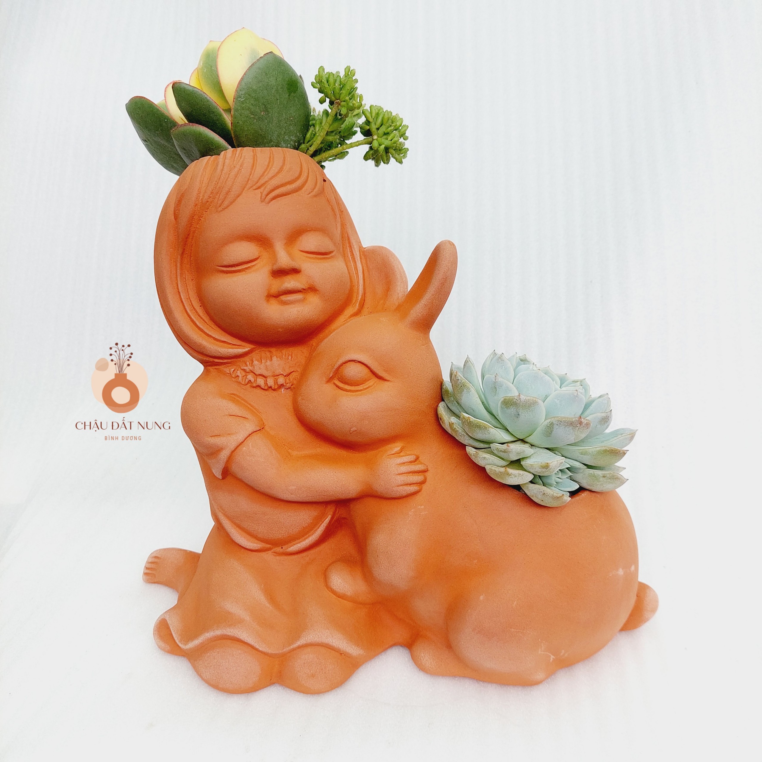 Chậu đất nung Bình Dương - Cô gái Serena và bạn thỏ, miệng chậu 8cm, chiều cao 23cm