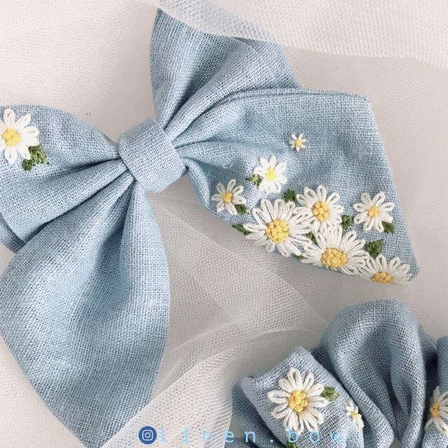 Nơ và scrunchies linen xanh da trời thêu cúc hoạ mi