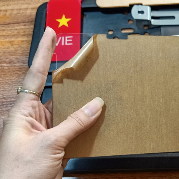 Combo 2 khung dài biển số ô tô có hình cờ đỏ sao vàng khung đế nhựa viền thép lắp đặt tại nhà đơn giản