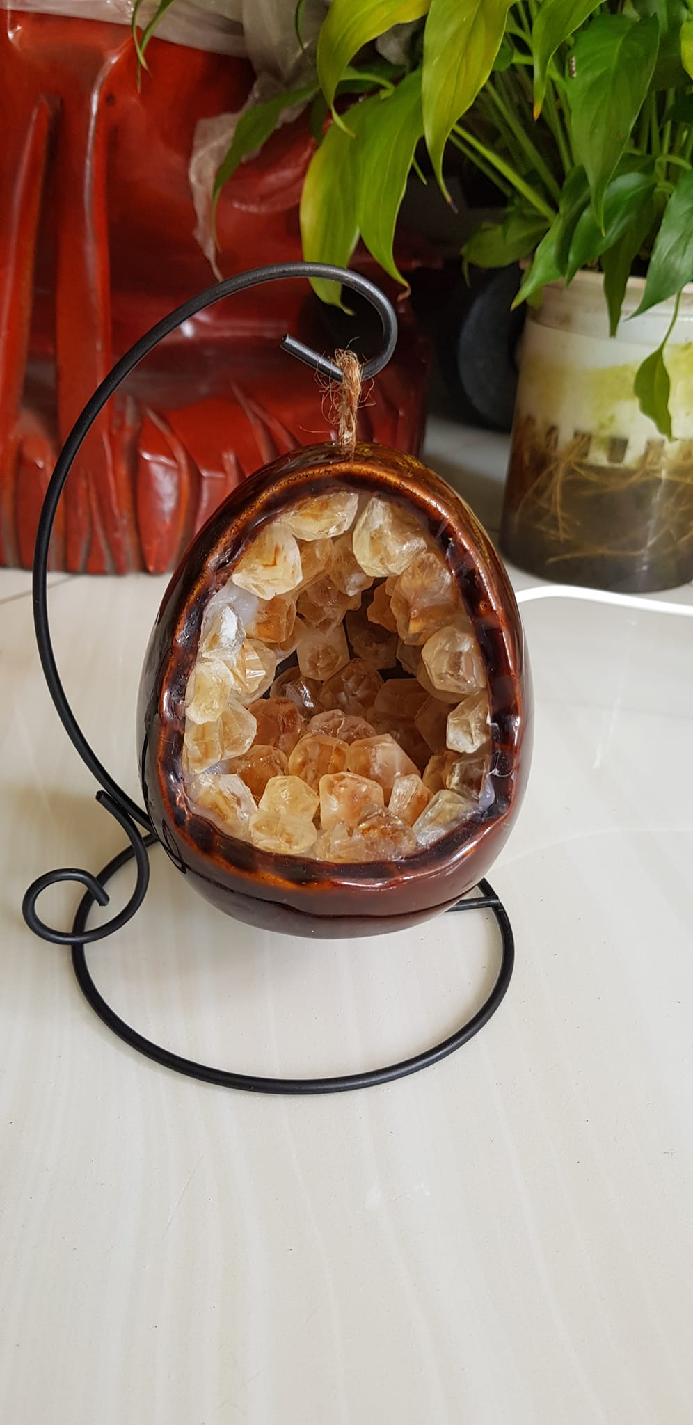 Miếng thạch anh Vàng tự nhiên hốc sâu có đế kiểu có đèn điện công dụng hút tài lộc cả chân Cao 16cm đk 12cm miếng Vàng cao 10cm đk 8cm Anh Chị để bàn trang trí nhà bàn thờ Thần Tài và treo trong phòng làm đèn ngủ may mắn màu Vàng Anh thật sự rất tốt đẹp ạ