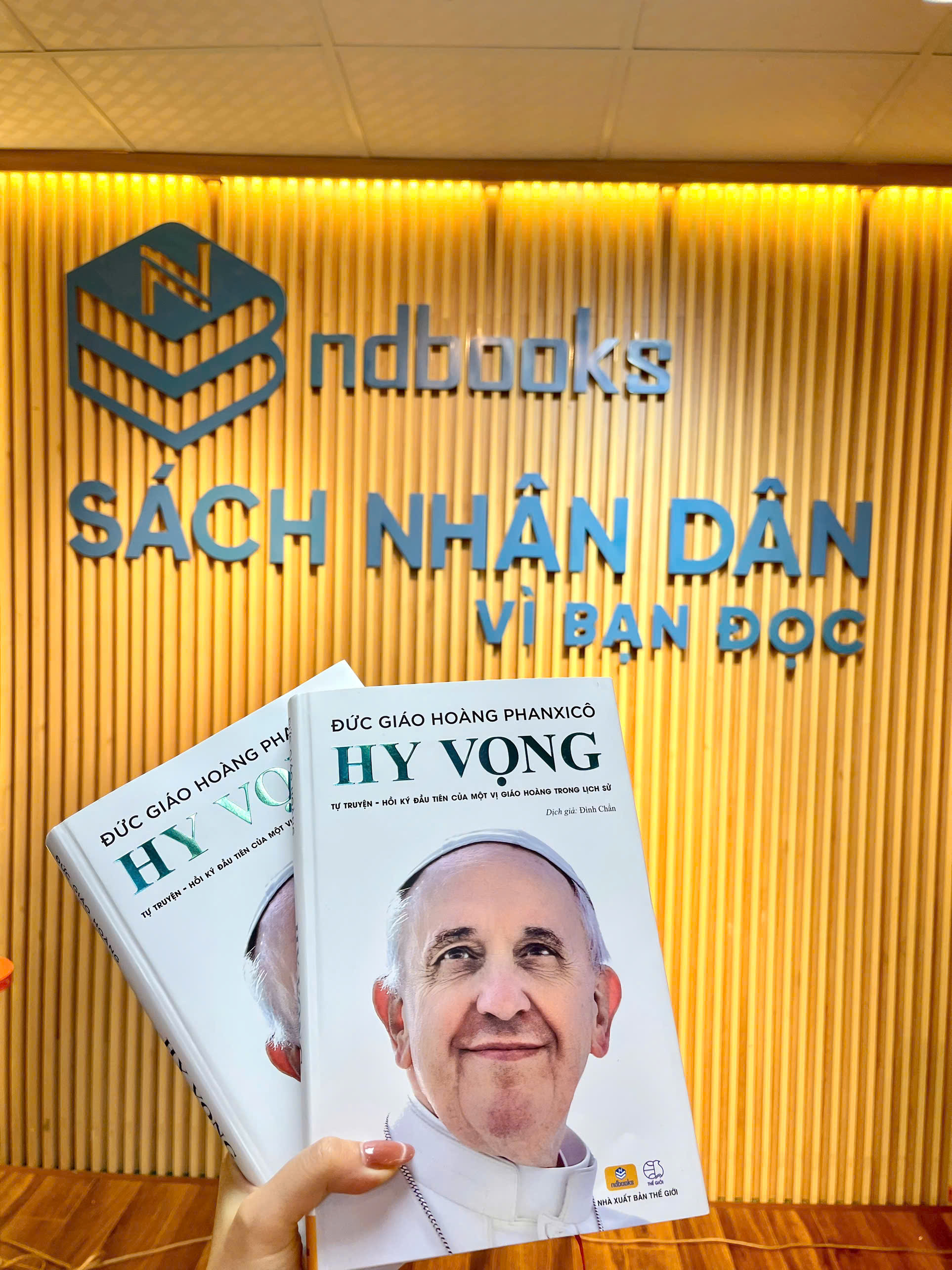 Sách - Hy Vọng - Đức Giáo Hoàng PHANXICO - Tự Truyện Đầu Tiên Của Một Vị Giáo Hoàng Trong Lịch Sử - ndbooks