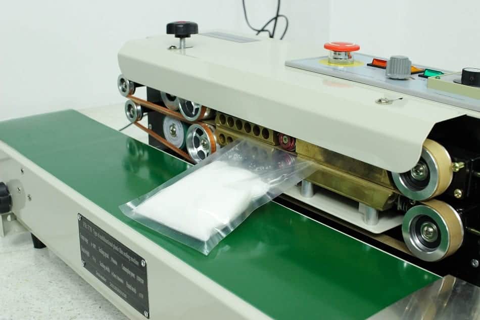 Máy hàn miệng túi tự động AS01. Đây là dòng máy tiết kiệm nhân công với hiệu suất làm việc cao, có thể điều chỉnh tốc độ băng chuyền, có thể tùy chỉnh nhiệt độ hàn cho phù hợp với từng loại nguyên liệu. Hàng chính hãng Thái Lan