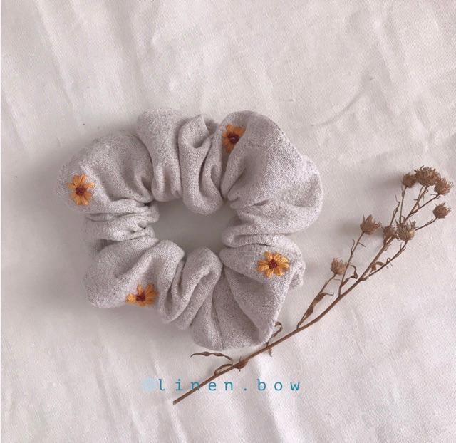 Scrunchies linen thêu hoa