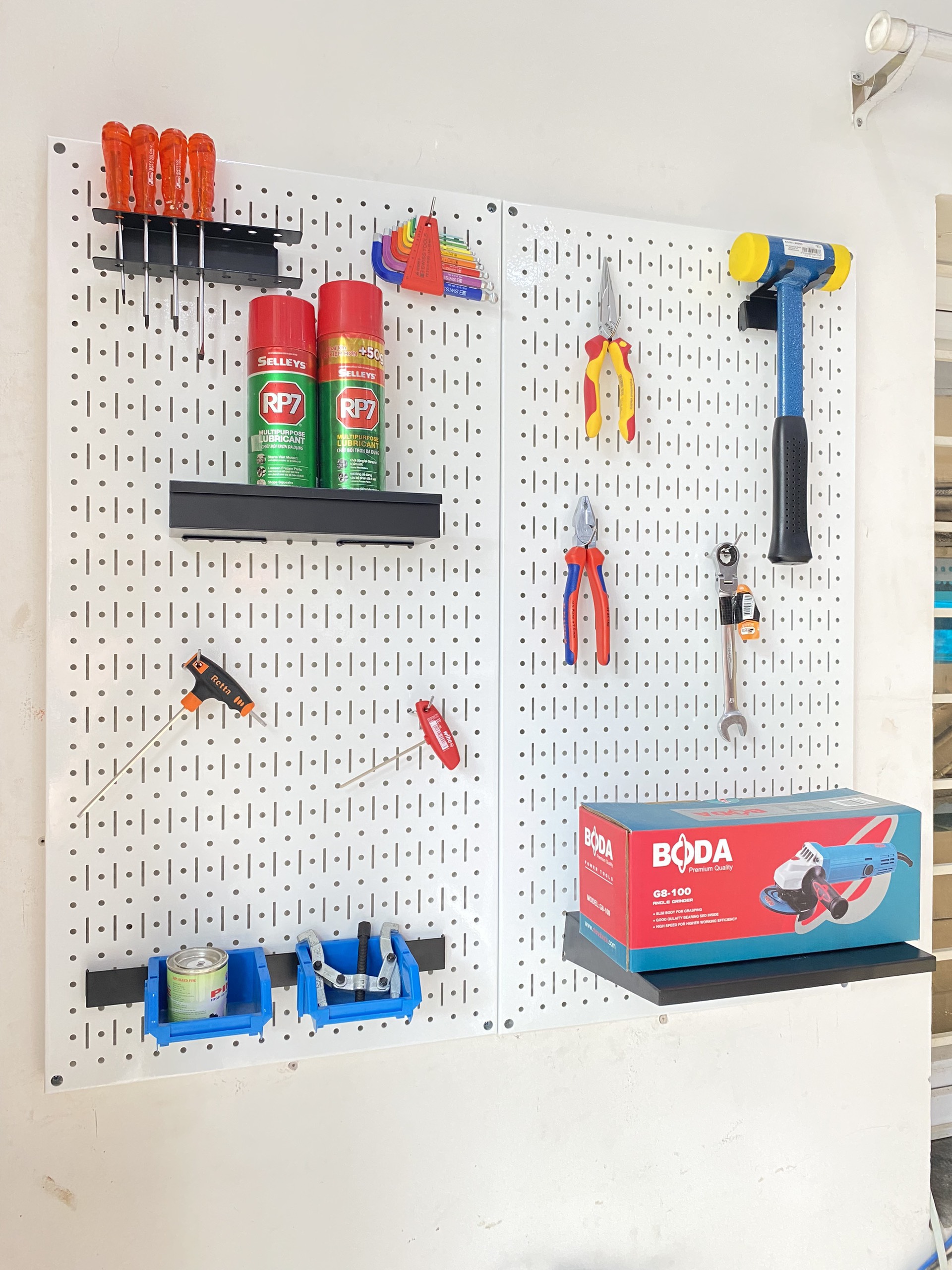 Tấm lưới đôi pegboard treo dọc màu trắng kèm phụ kiện treo