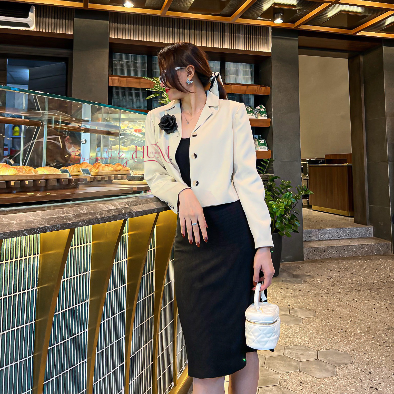 Áo Blazer, áo vest nữ thân ngắn, tay dài, form mềm mại, nút dạ vân sừng xà cừ, màu Nude nhạt, hàng thiết kế - Taurus B02