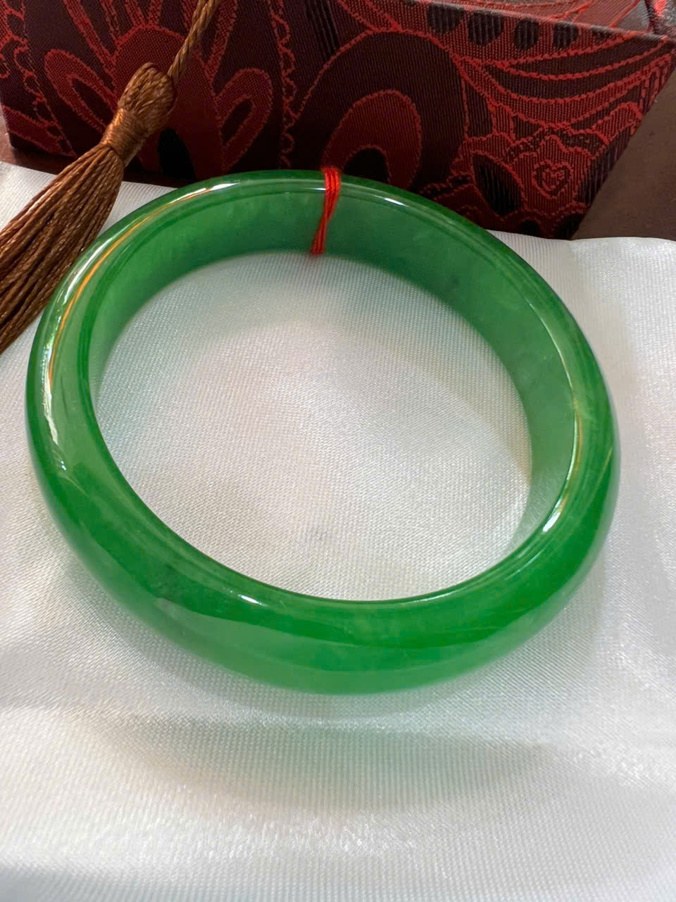 Vòng Tay Nữ Đá Cẩm Thạch Bản Hẹ ĐL Ni 55mm Cao 12mm Dầy 7mm Vòng màu Xanh lá tươi sáng bóng đẹp nữ 53kg - 58kg đeo xinh đẹp sang tay món quà tặng mẹ tặng nữ ý nghĩa ạ