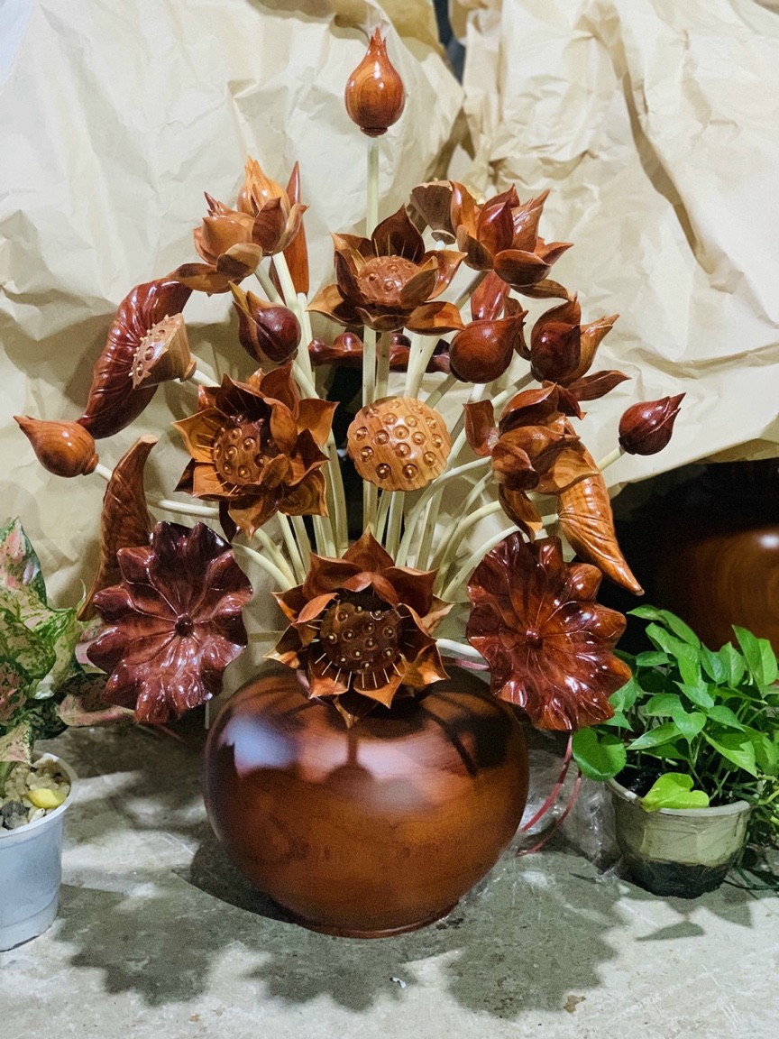 1 bình hoa sen 25 cành , trang trí phòng thờ phòng khách bằng gỗ hương đỏ đẹp long lanh ,