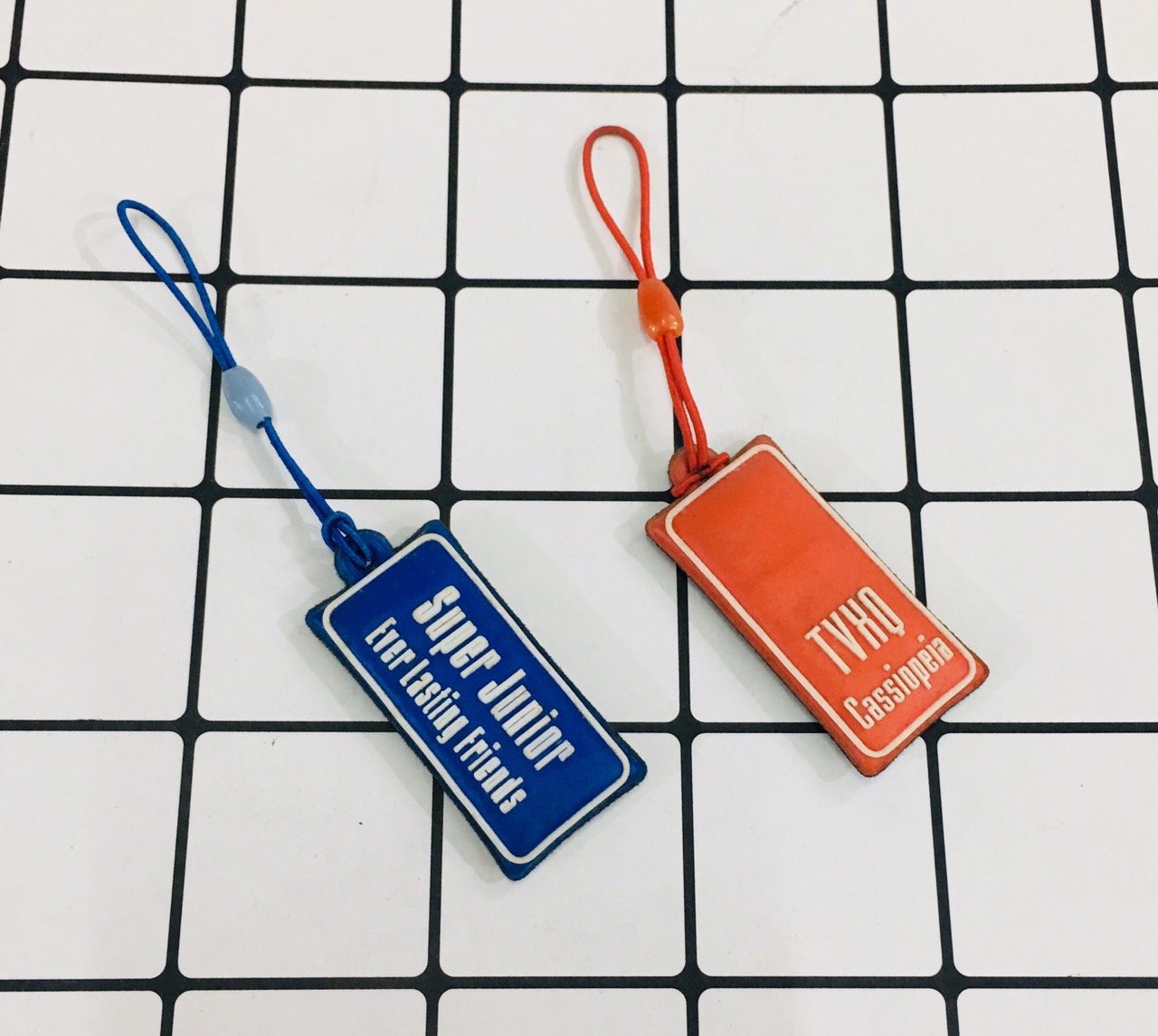 2 Móc khóa cao su chữ nhật TVXQ